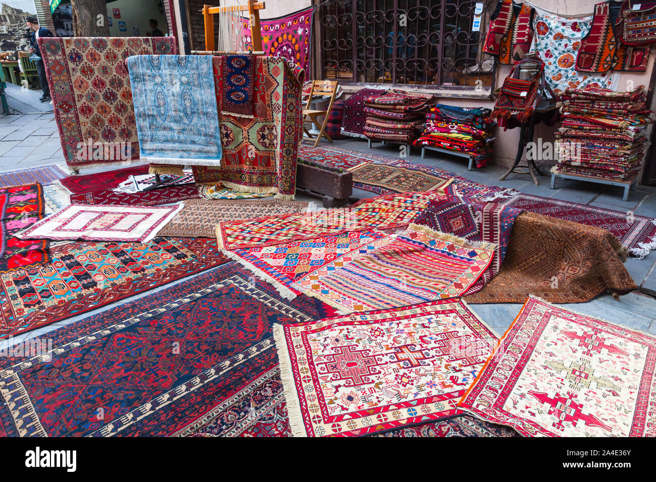 Tbilissi, Géorgie - 28 Avril 2019 : Assortiment de race blanche et de tapis orientaux représentés dans une boutique géorgienne locale Banque D'Images