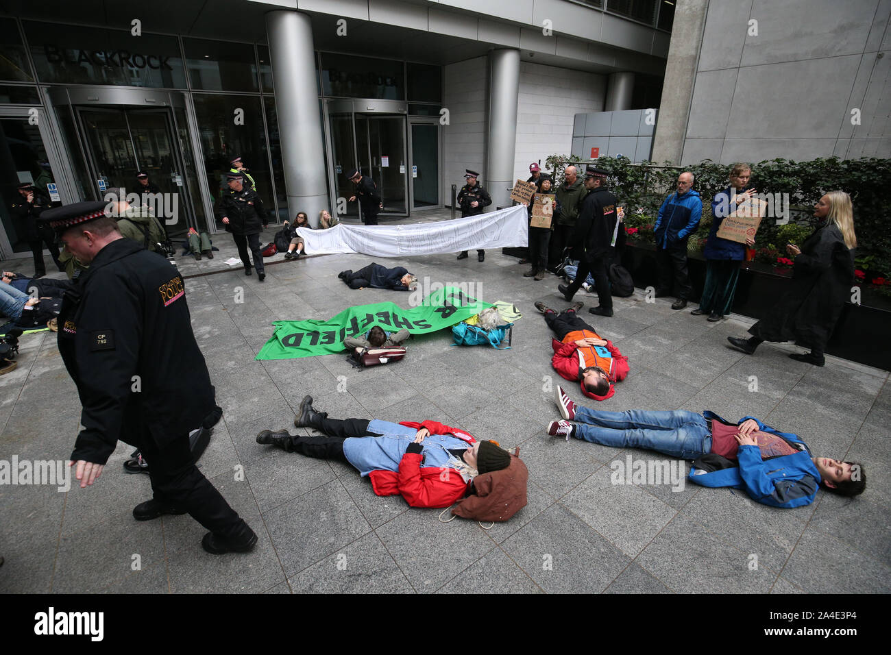 Les protestataires manifester devant le siège de BlackRock dans Throgmorton Street à Londres, lors d'une extinction Rebelliong (XR) changement climatique de protestation. Banque D'Images