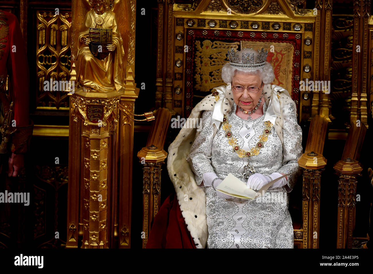 La reine Elizabeth II délivre le discours de la reine lors de l'État Ouverture du Parlement à la Chambre des Lords au Palais de Westminster à Londres. Banque D'Images