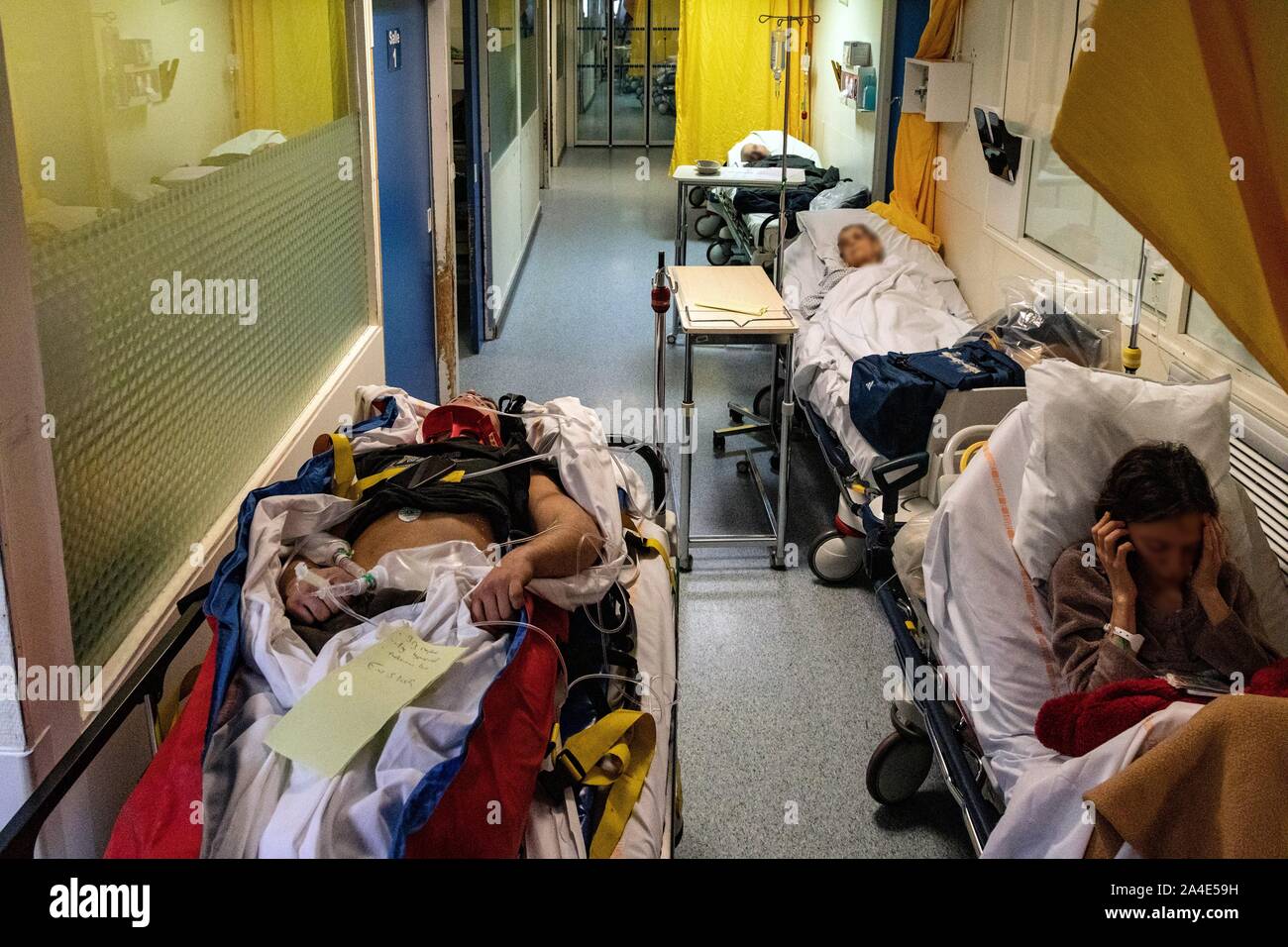 L'ENCOMBREMENT ET DE SURCHARGE, LES PATIENTS ATTENDENT DANS LE COULOIR, SALLE D'URGENCE DE L'HÔPITAL INTERCOMMUNAL D'Alençon-MAMERS, ALENCON (61), FRANCE Banque D'Images