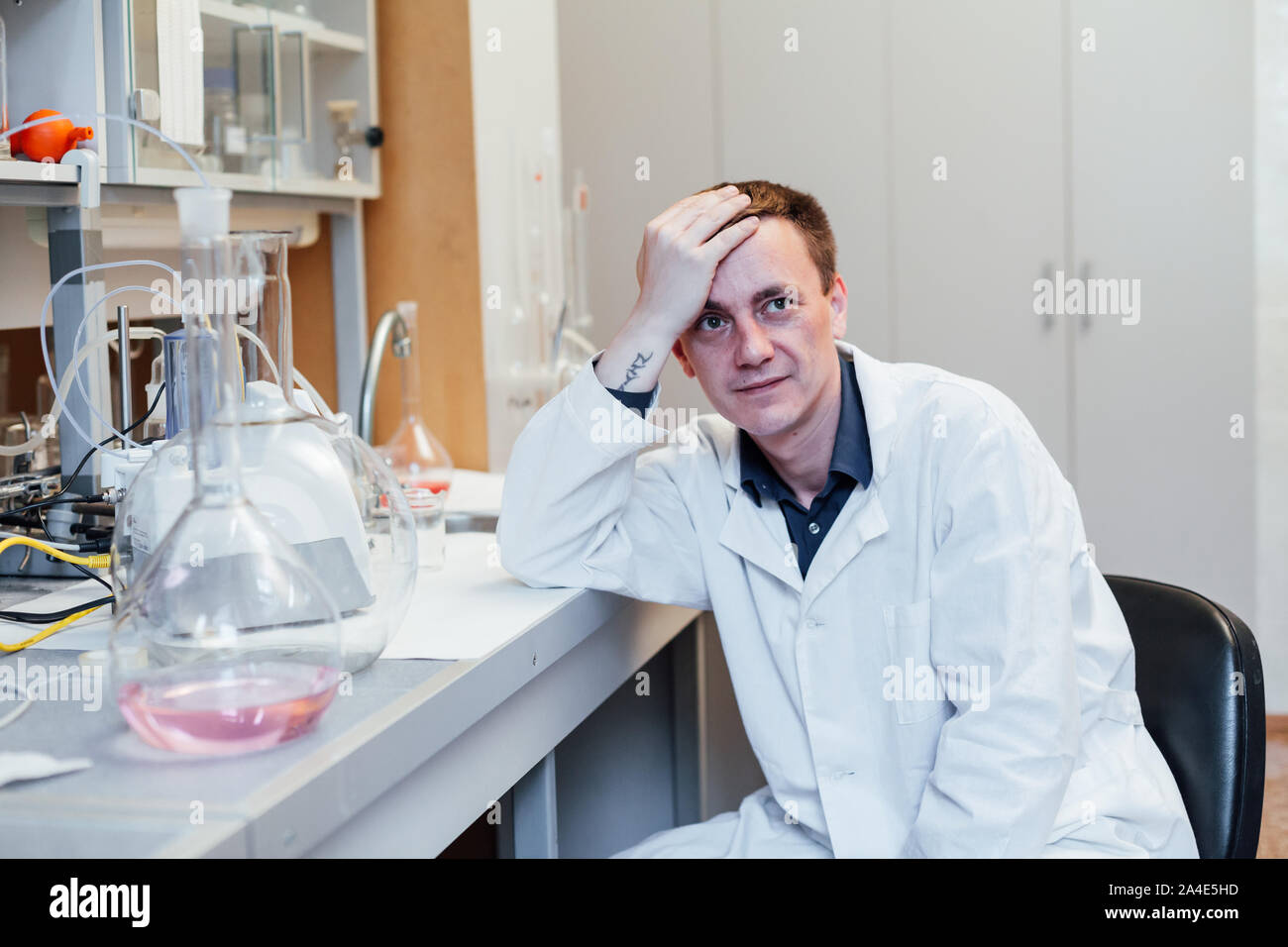 Jeune scientifique dort dans des expériences chimiques de laboratoire Banque D'Images