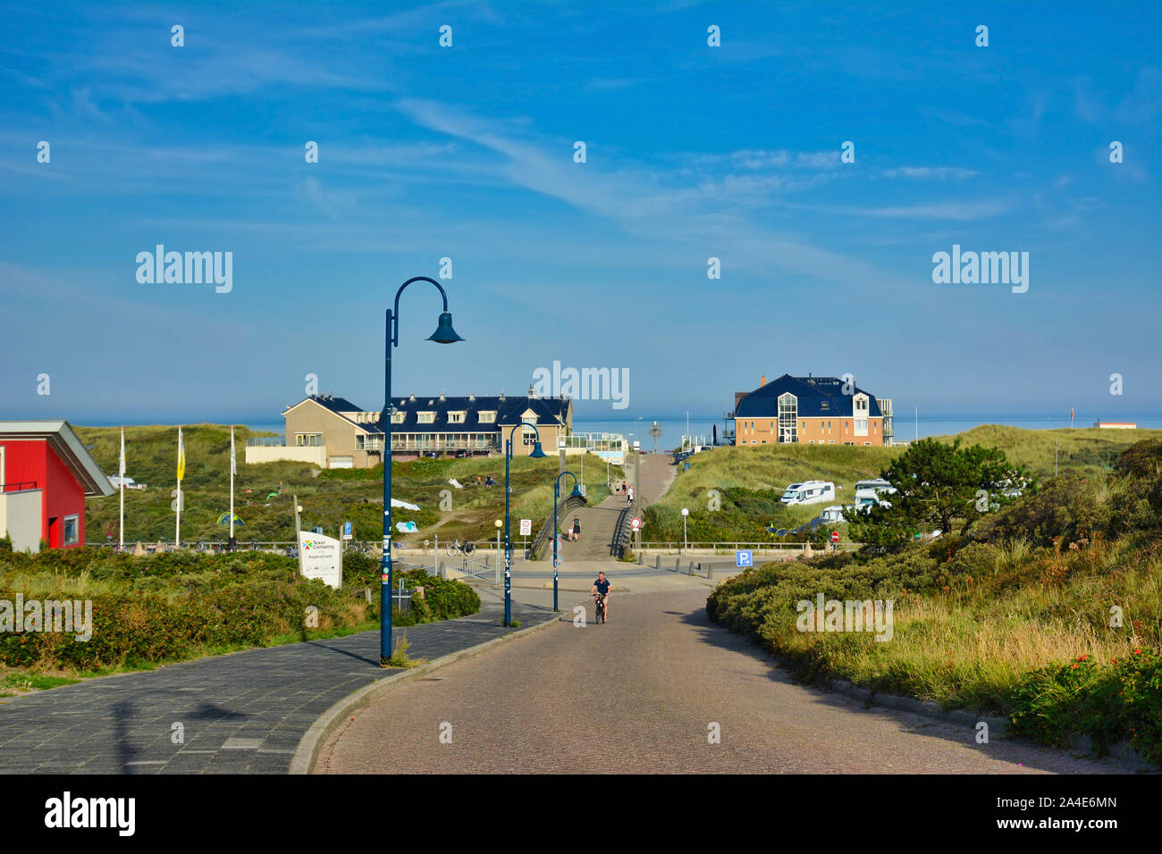 De Koog Texel, Pays-Bas / Nord - Août 2019 : route menant à la plage 'Paal 20' sur l'île Texel Banque D'Images