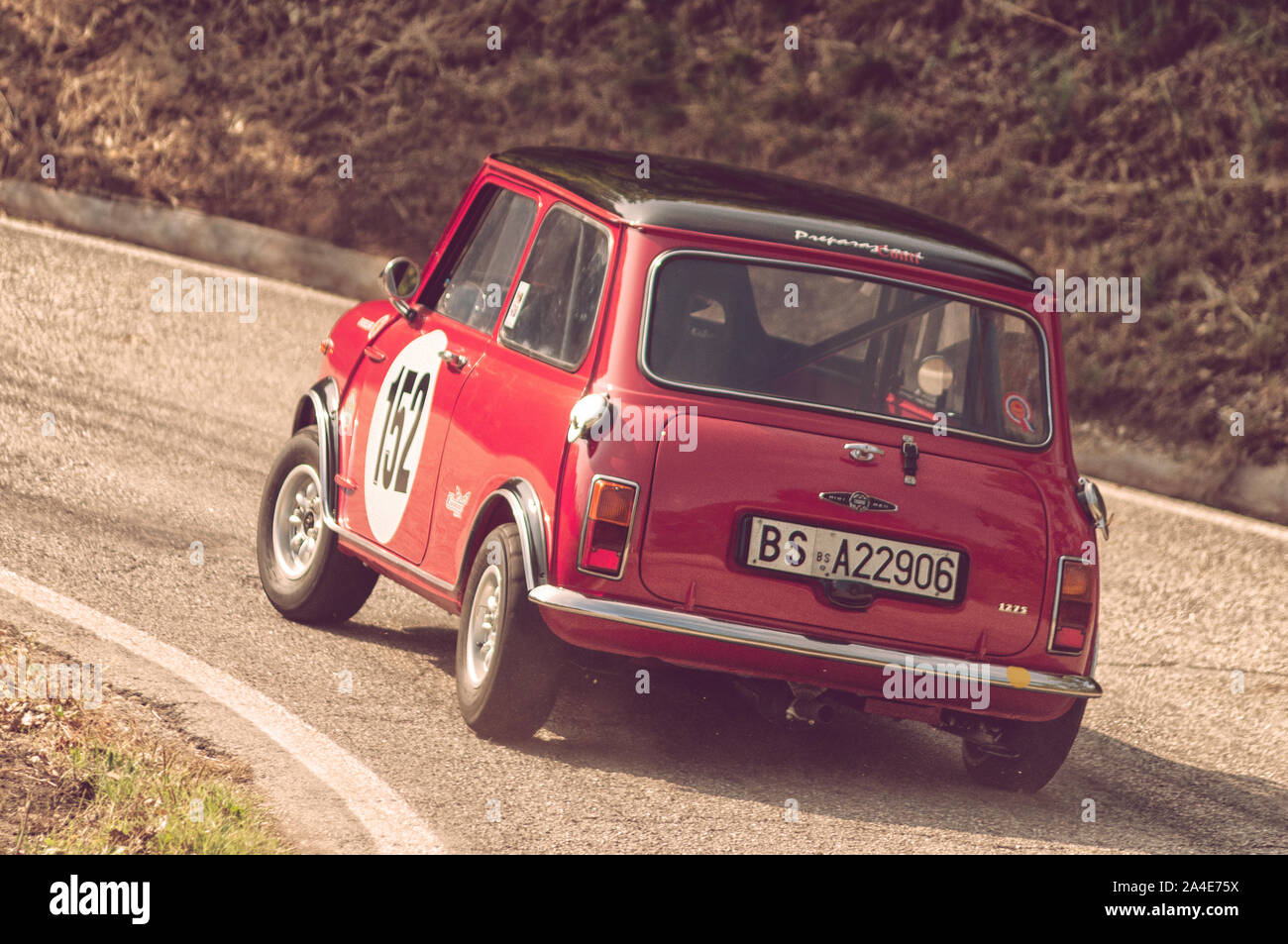 PESARO COLLE SAN BARTOLO , ITALIE - OTT 12 - 2019 : MORRIS MINI COOPER S MK II sur une vieille voiture de course en rallye M Banque D'Images