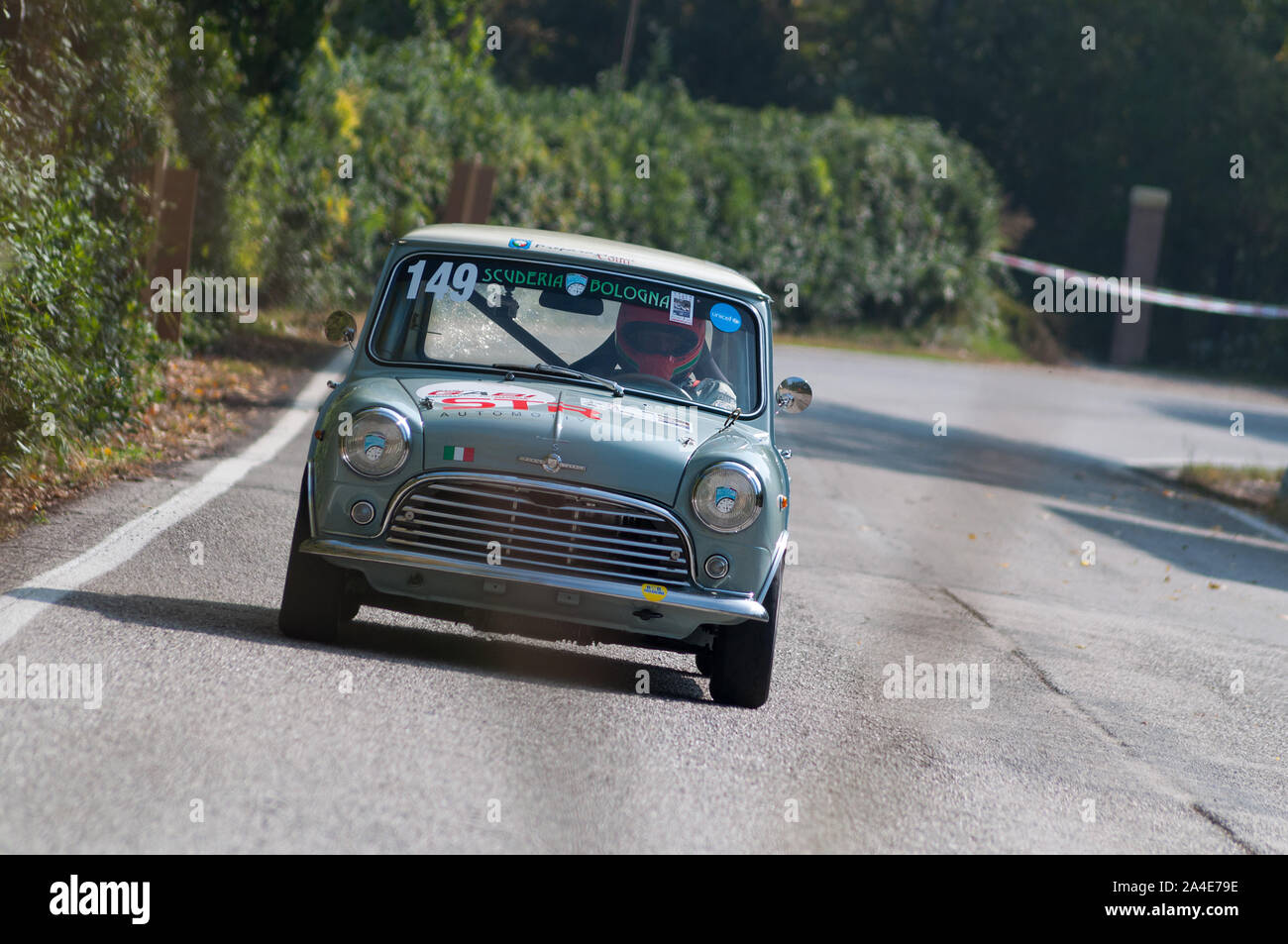 PESARO COLLE SAN BARTOLO , ITALIE - OTT 12 - 2019 : MORRIS MINI COOPER S sur une vieille voiture de course en rallye Banque D'Images