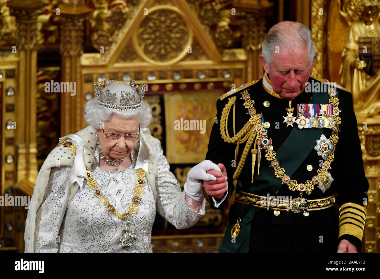 La reine Elizabeth II, accompagnée par le Prince de Galles, livre le discours de la reine lors de l'État Ouverture du Parlement à la Chambre des Lords au Palais de Westminster à Londres. Banque D'Images