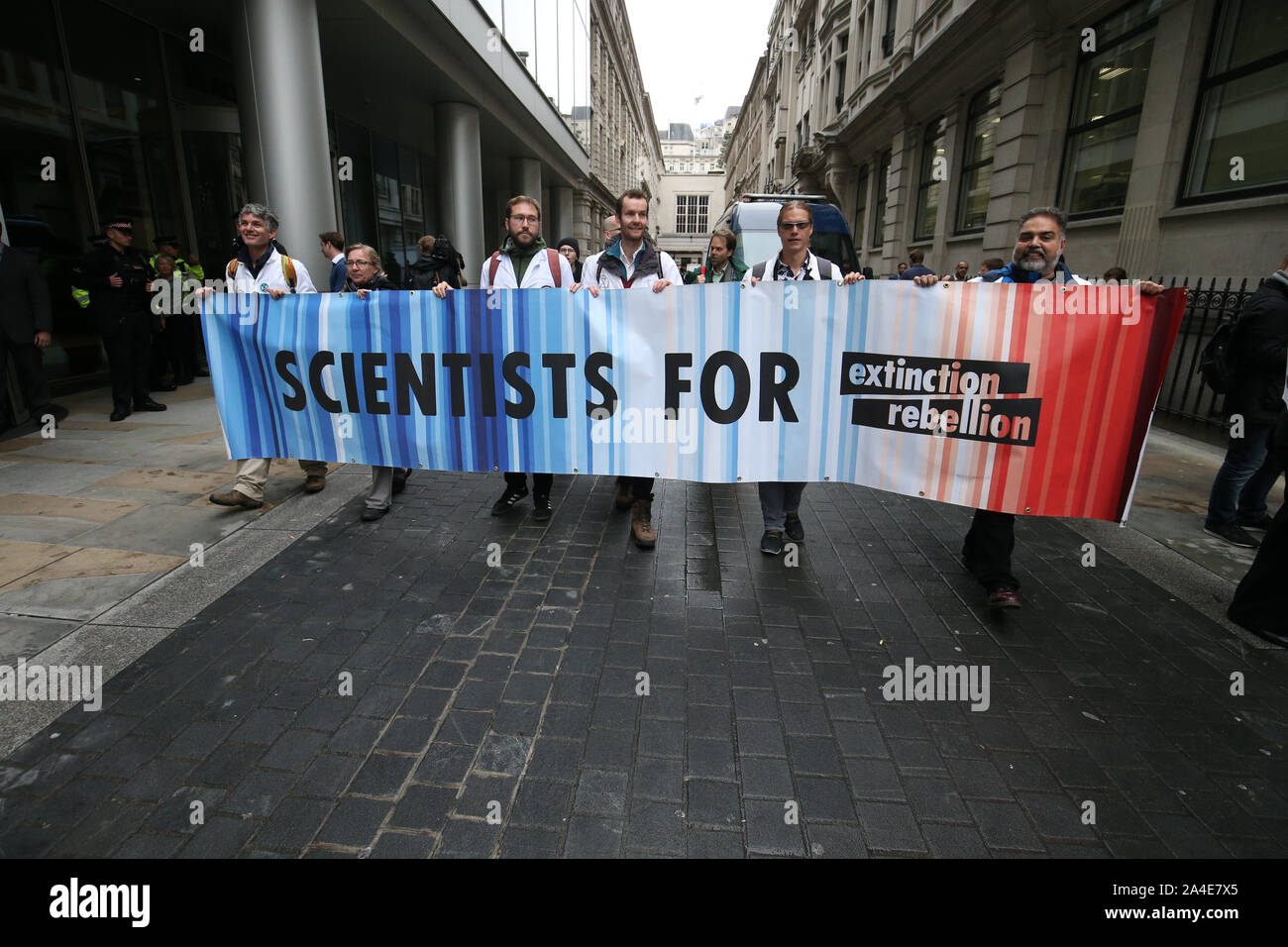 Manifestants devant le siège de BlackRock dans Throgmorton Street à Londres, au cours d'une rébellion d'Extinction (XR) changement climatique de protestation. Banque D'Images