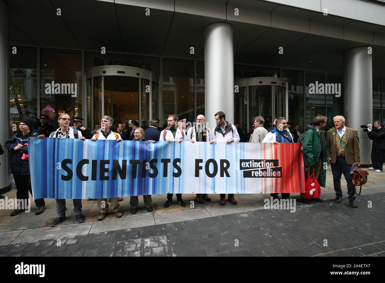 Manifestants devant le siège de BlackRock dans Throgmorton Street à Londres, au cours d'une rébellion d'Extinction (XR) changement climatique de protestation. Banque D'Images