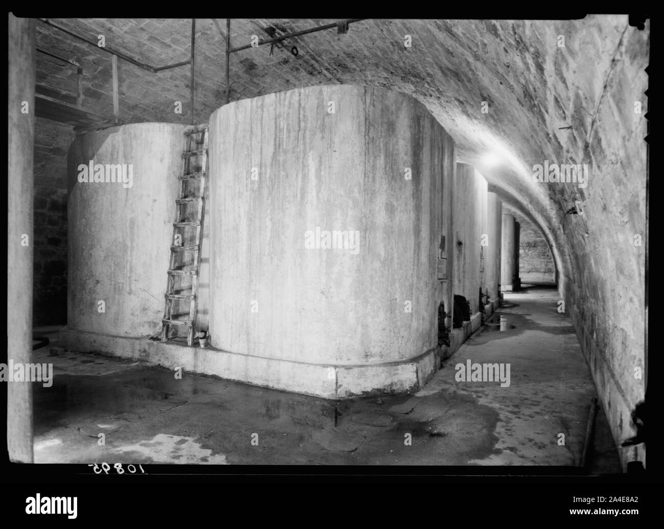 Le vintage saison à Richon-le-Zion, août 1939. Grande chambre froide souterraine des récipients de béton Banque D'Images