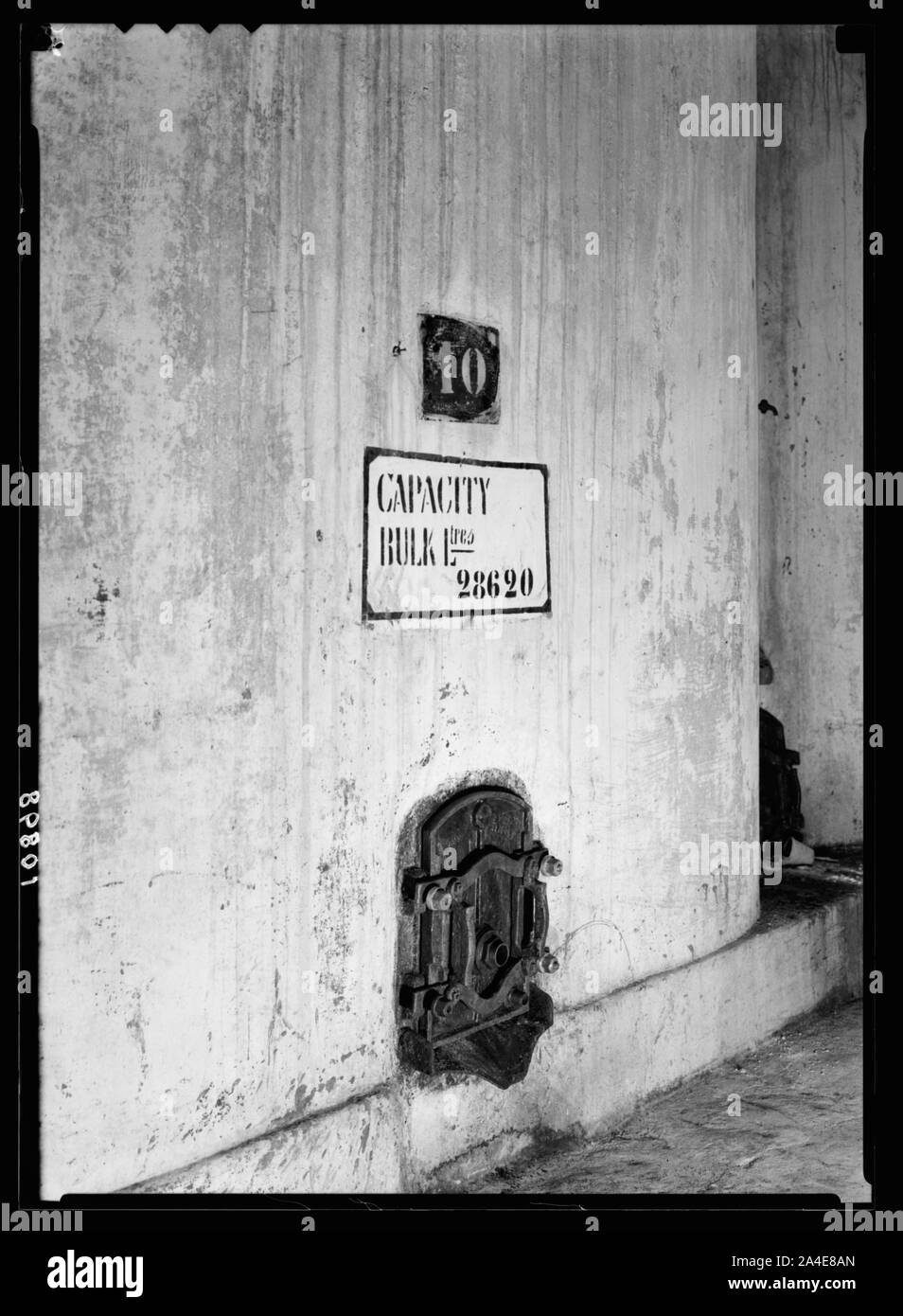 Le vintage saison à Richon-le-Zion, août 1939. Grande chambre froide souterraine des récipients de béton. De près de l'ouverture et enregistrement d'une des cuves contenant 40000 bo[ttles] Banque D'Images