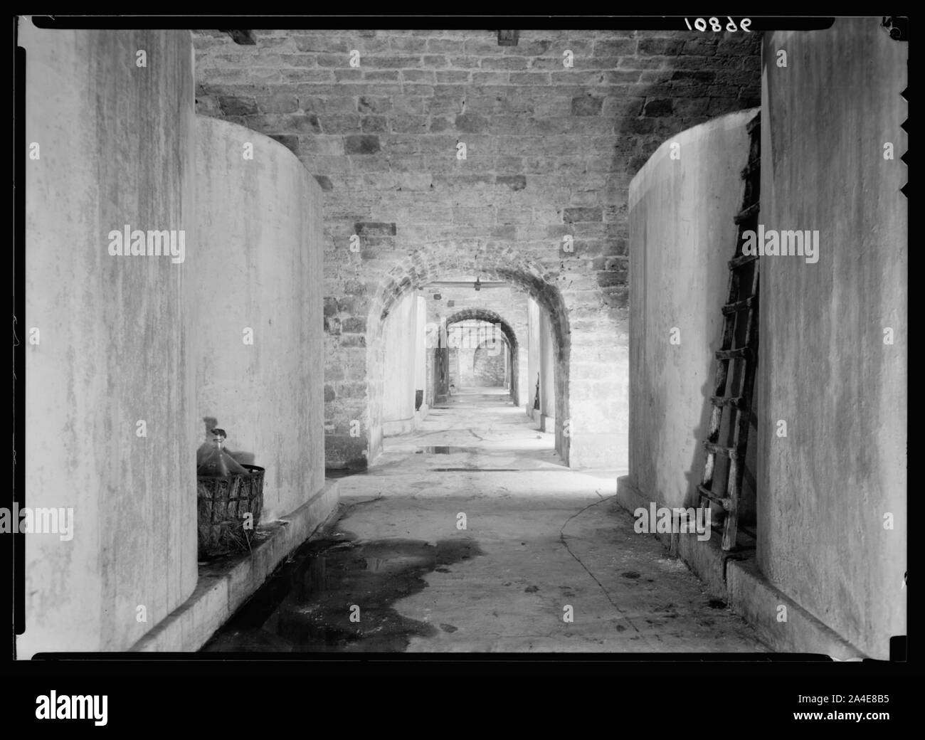 Le vintage saison à Richon-le-Zion, août 1939. Grande chambre froide souterraine des récipients de béton. Arcades de vastes caves montrant Banque D'Images