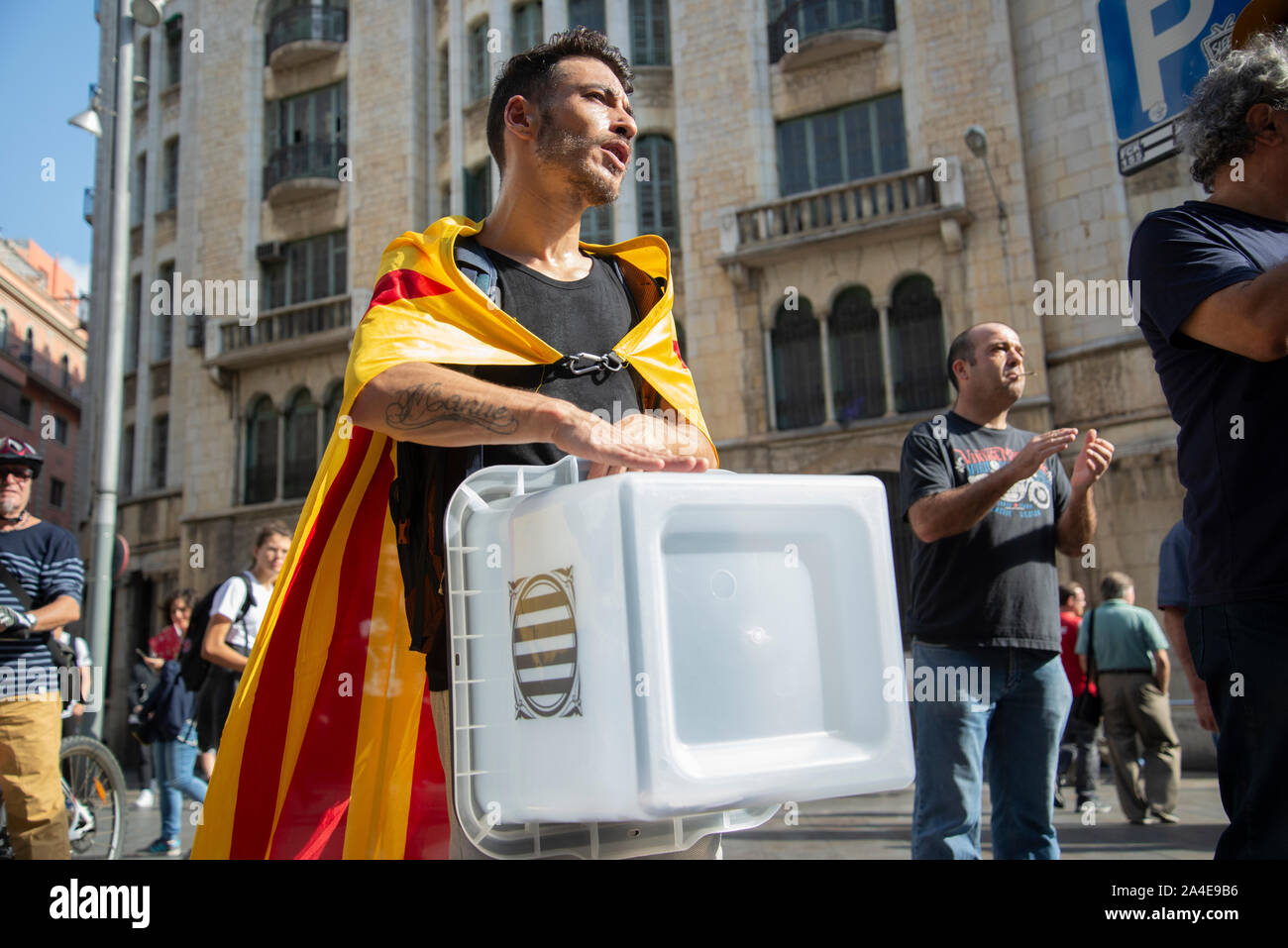 Manifestation pour protester contre la Cour suprême d'Espagne, qui donne longues peines de prison pour les leaders indépendantistes, à Barcelone, le 14 octobre. Banque D'Images