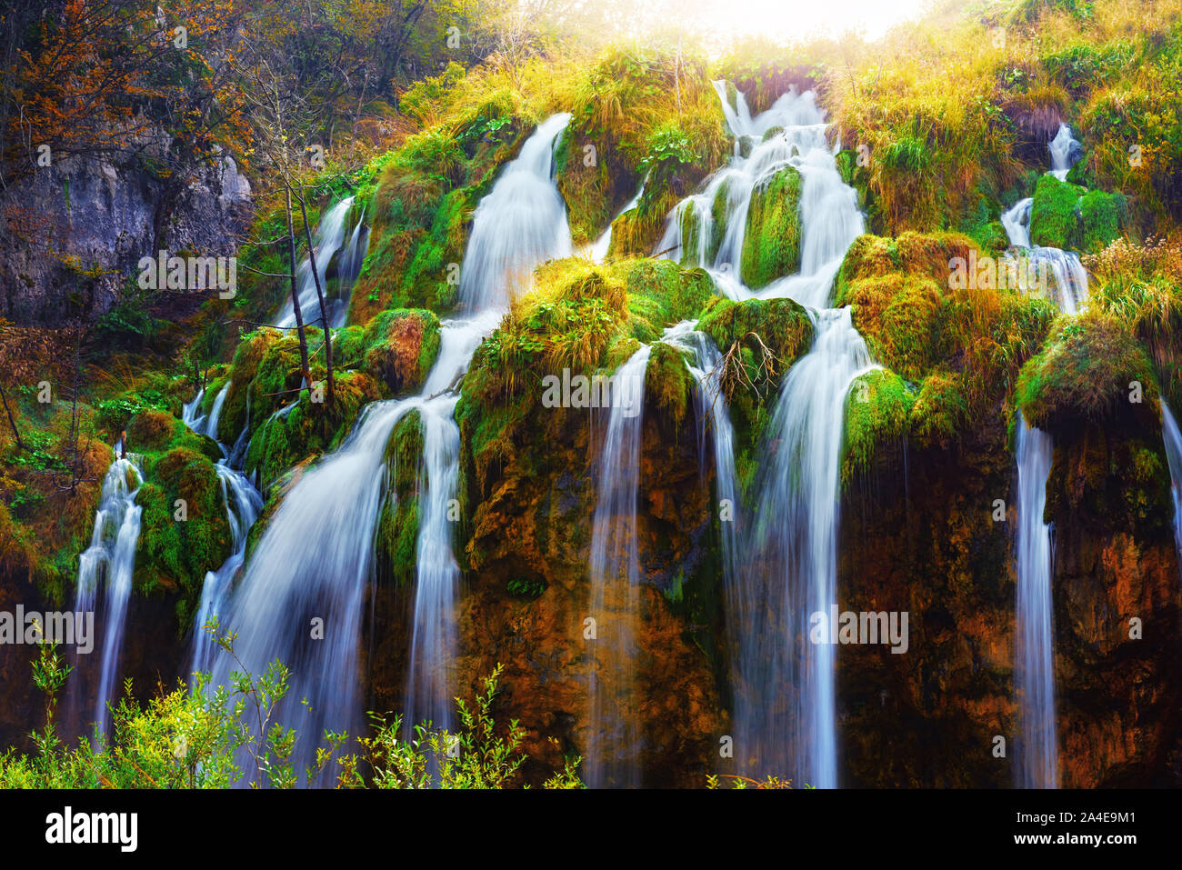 L'eau s'écoule de l'amazing waterfall dans des lacs de Plitvice. Parc National de Plitvice, Croatie. Photographie de paysage Banque D'Images