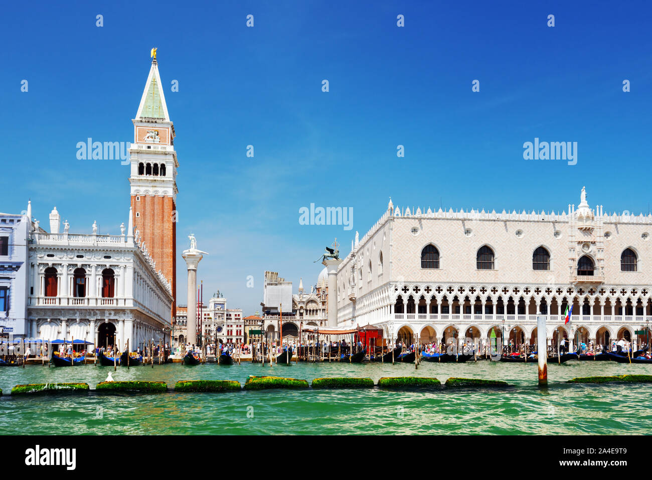 Venise, Italie - 8 août 2014 : Piazza San Marco vue du bateau sur le Grand Canal. Banque D'Images