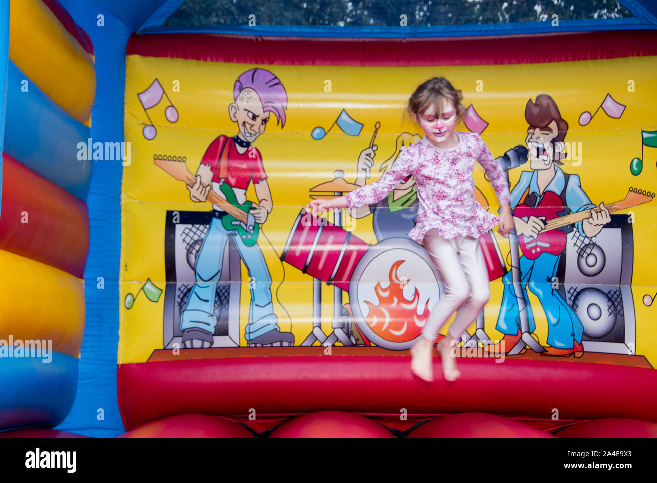 Sheffield, UK : 1 Aug 2016:une jeune fille sautant sur un château gonflable inflatable toy de l'église St Mary Family Fun Day Banque D'Images