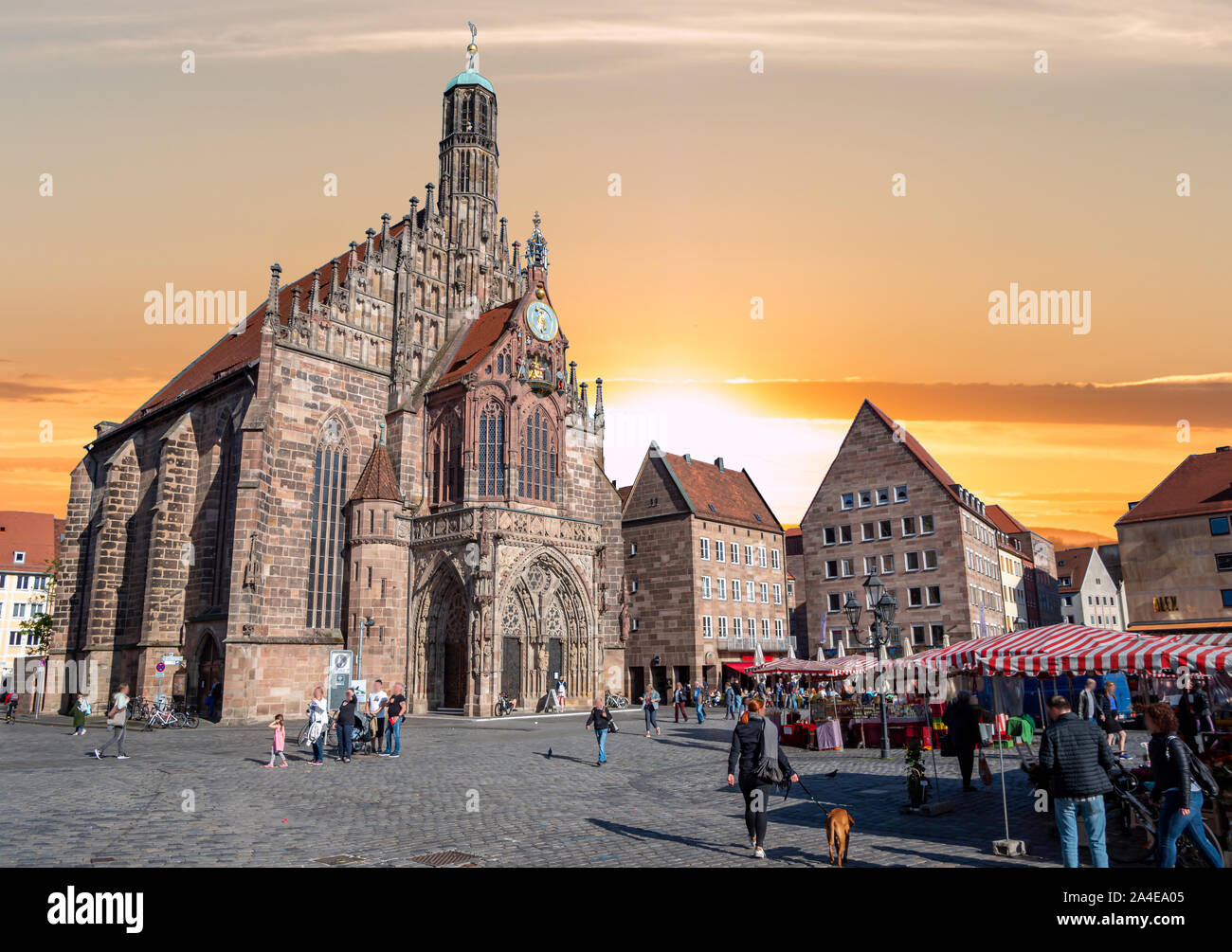 La Frauenkirche avec place du marché de Nuremberg au coucher du soleil Banque D'Images