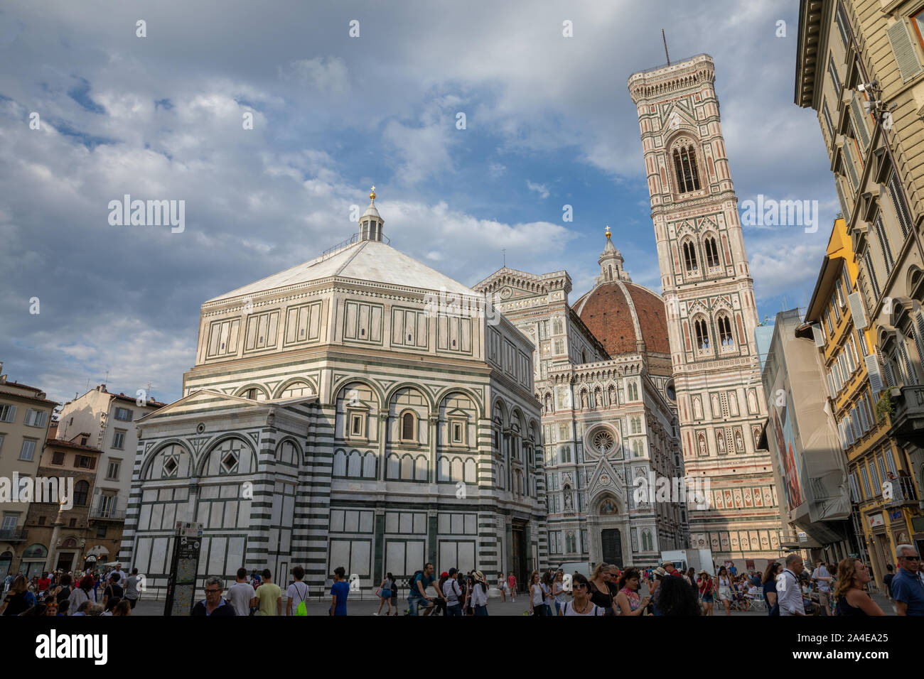 Florence, Italie - 24 juin 2018 : vue panoramique du complexe Duomo : Baptistère de Saint-Jean, Cattedrale di Santa Maria del Fiore et le campanile de Giotto Banque D'Images