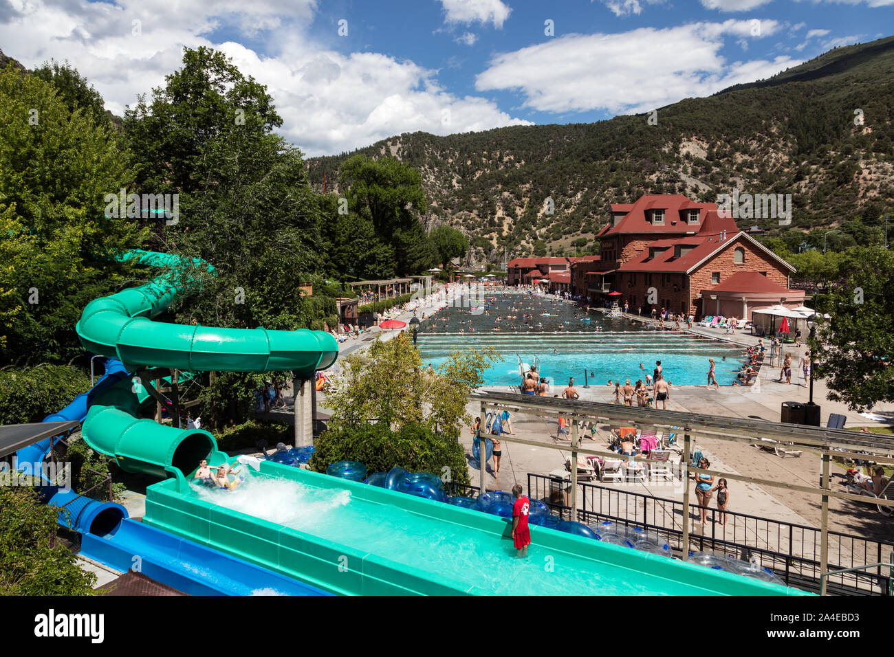 La plus grande piscine thermale était assez d'attraction pour un siècle à l'Glenwood Hot Springs à Glenwood Springs, Colorado, mais aussi toutes sortes de toboggans et chutes d'eau et les cours ont ensuite ajouté à la diversité les visiteurs en profitent Banque D'Images