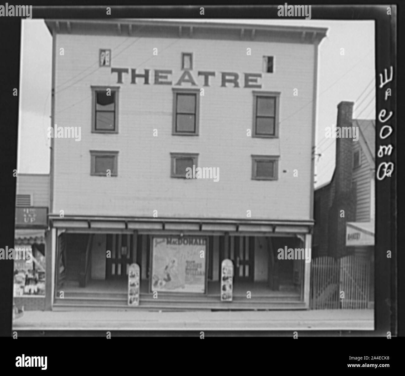 Une photographie de l'Romney Cinéma (plus tard occupé comme le Ben Franklin Store) à Romney, Comté de Hampshire, West Virginia, United States. Banque D'Images