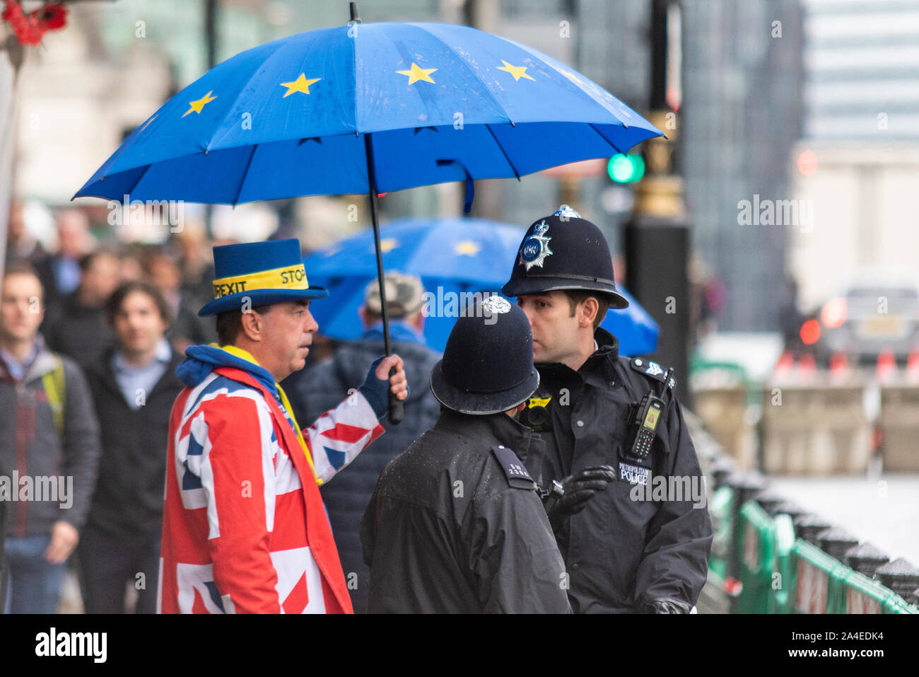 Steve Bray à l'ouverture du Parlement. De nombreuses routes fermées de police autour de Parlement de limiter l'accès pour la sécurité, avec pas d'entrée à la place du Parlement qui la colère des manifestants. L'événement a eu lieu par temps humide Banque D'Images