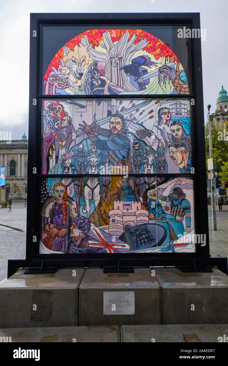 Jeux de thrones hommage fenêtre de verre de tache se développer par la ville de Belfast. House Stark inspiré, dévoilé avec le premier épisode de la saison dernière Banque D'Images
