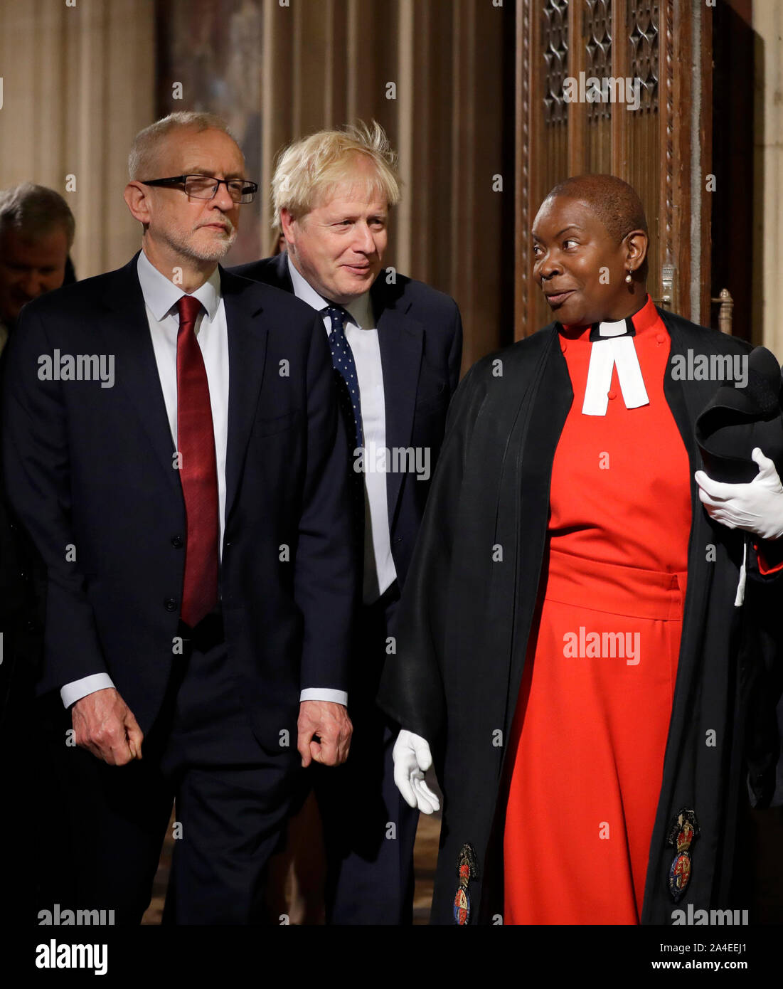 Premier ministre Boris Johnson (au centre) et du travail avec Jeremy Corbyn chef Aumônier du Révérend Rose Hudson-Wilkin à pied à travers le centre de Hall au cours de l'État Ouverture du Parlement au Palais de Westminster à Londres. Banque D'Images