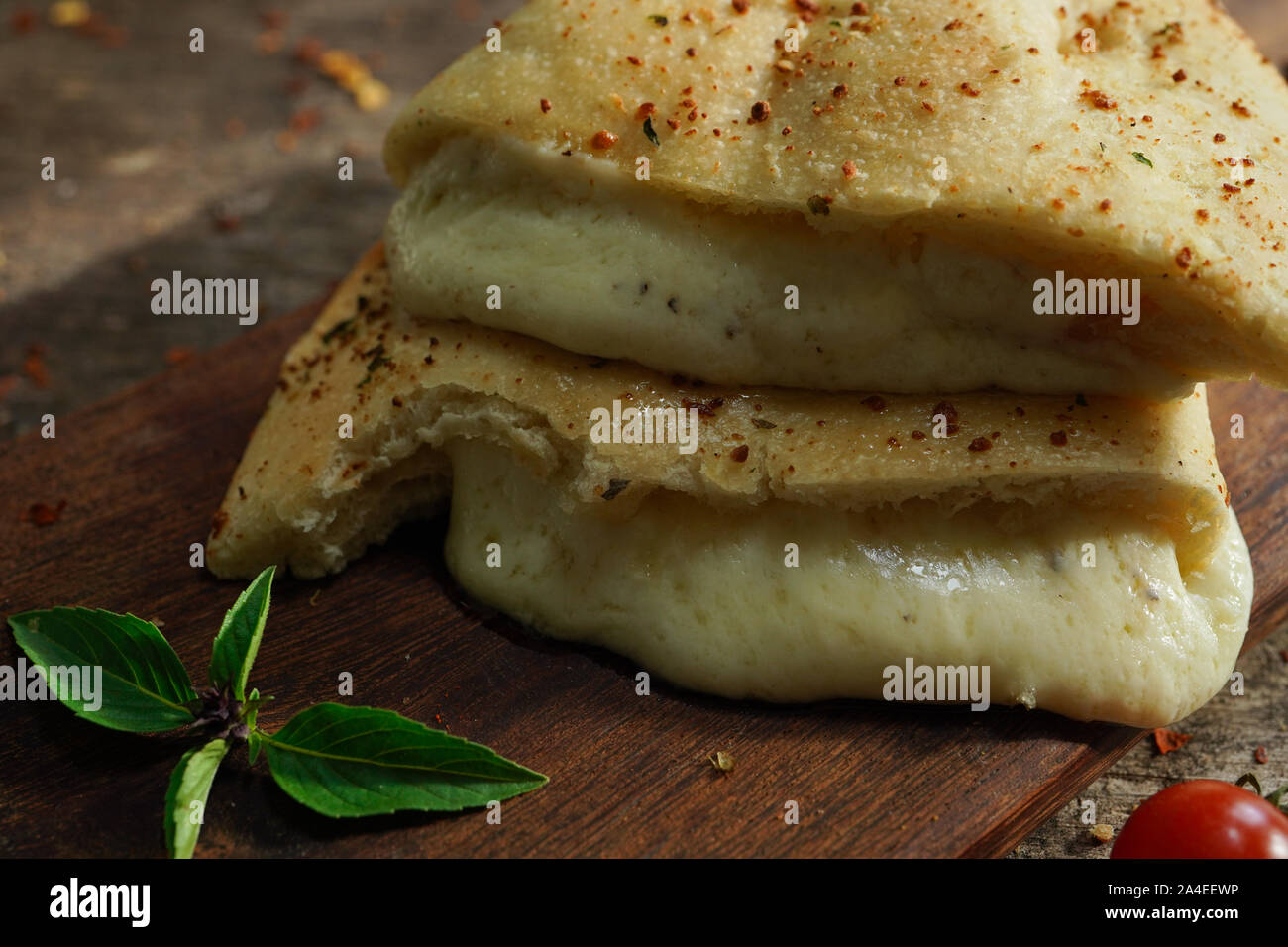 - CheesePizza italien Calzone repliée sur fond de bois rustique Banque D'Images