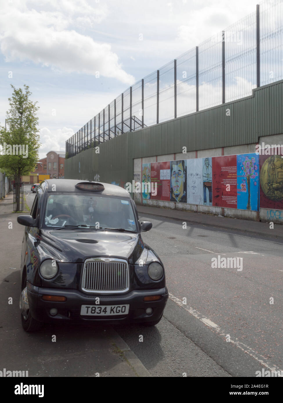 Taxi noir à la ligne le long de la paix Cupar Way à Belfast Banque D'Images