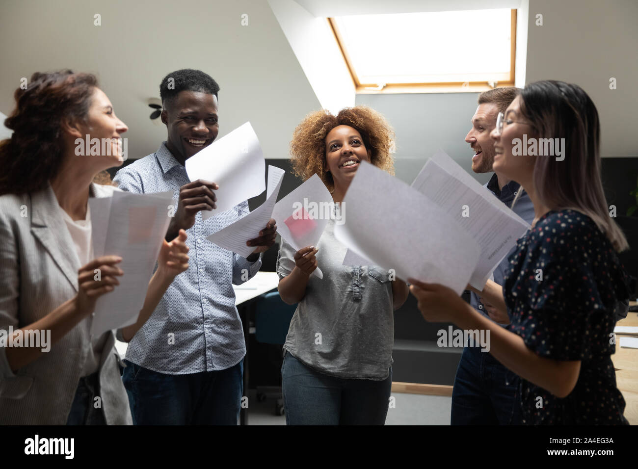 Les employés de bureau divers célébrant la signature du contrat à faire la transaction rentable Banque D'Images
