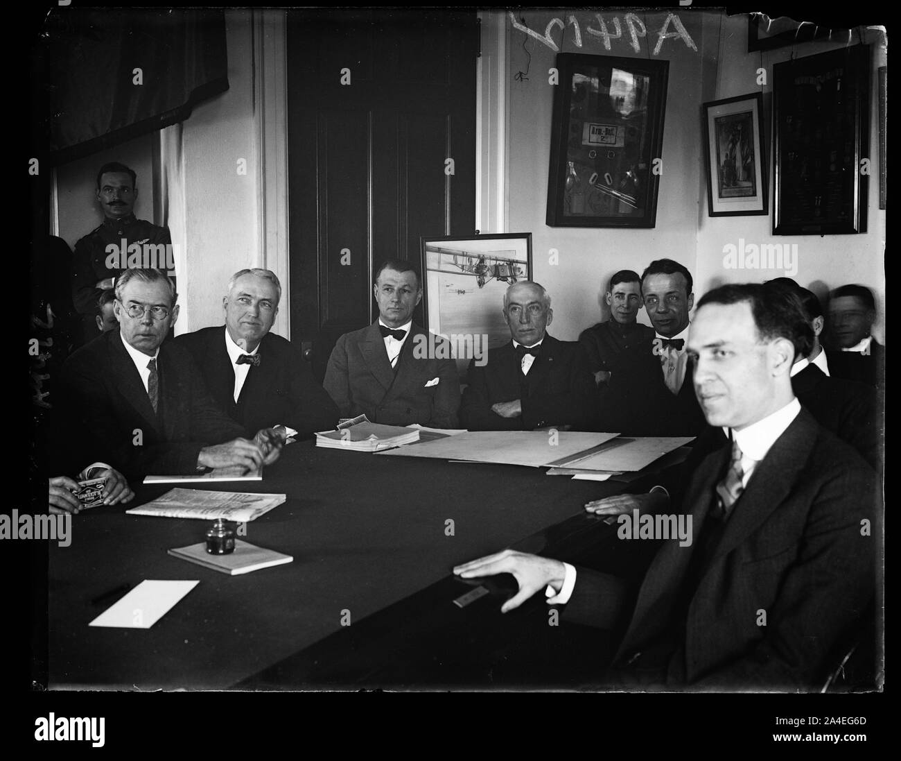 Theodore Roosevelt, Jr., ancien secrétaire de la Marine et le général William Mitchell, Chef adjoint de l'Armée Air Service a comparu devant le comité des affaires militaires, aujourd'hui, le 17 février. Roosevelt a dit au comité que l'avion était un supplementsupplementary bras de la Défense nationale et devraient être conservés de cette manière, alors que le général Mitchell poursuit sa lutte pour l'unification de l'air services. Dans le groupe, de gauche à droite : Rempl. Wm. C. Wright, George Banque D'Images
