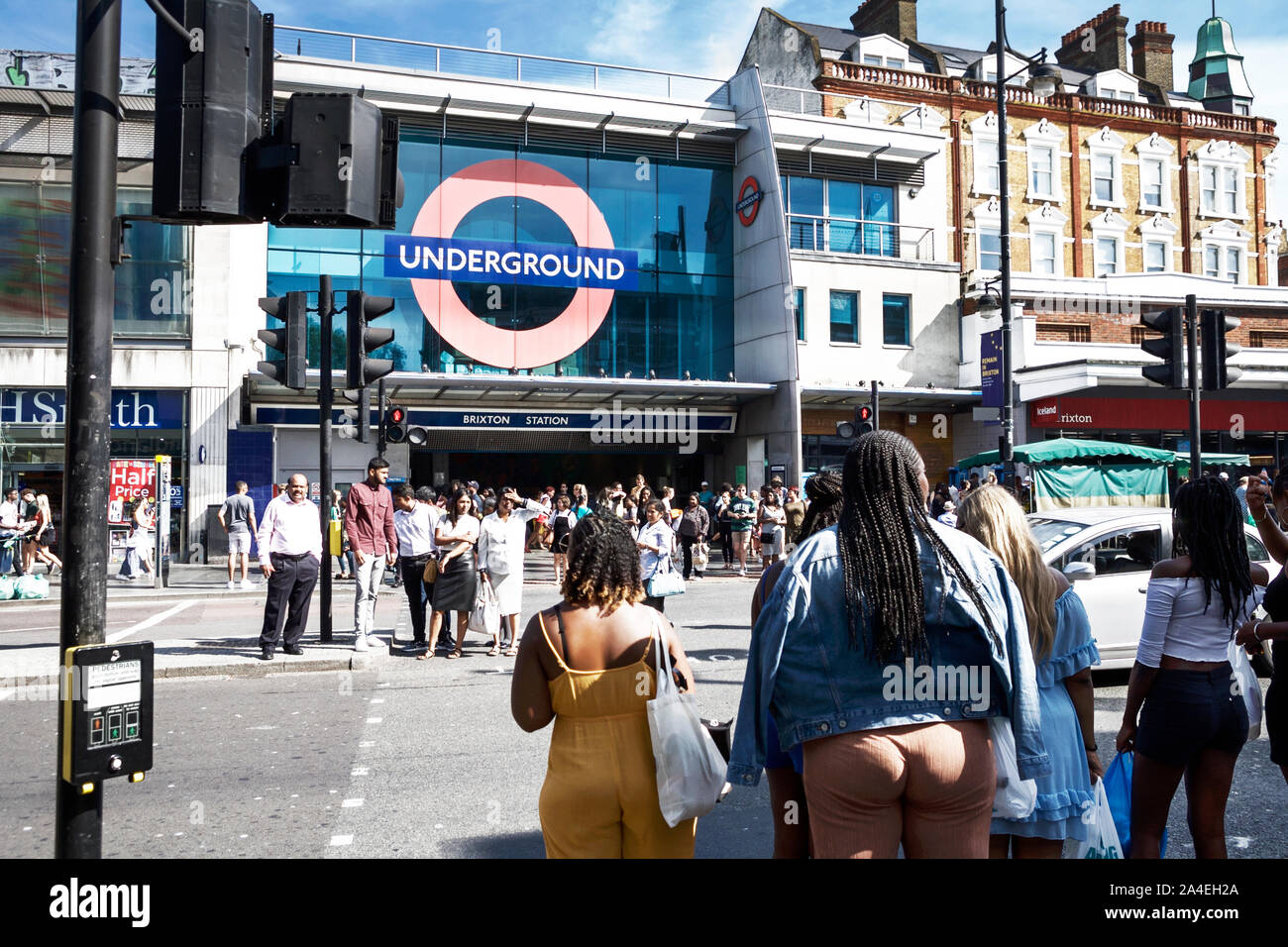 Brixton Londres Royaume-Uni. Brixton High Street et la station de métro Brixton avec les gens de shopping. Black People Londres. Banque D'Images