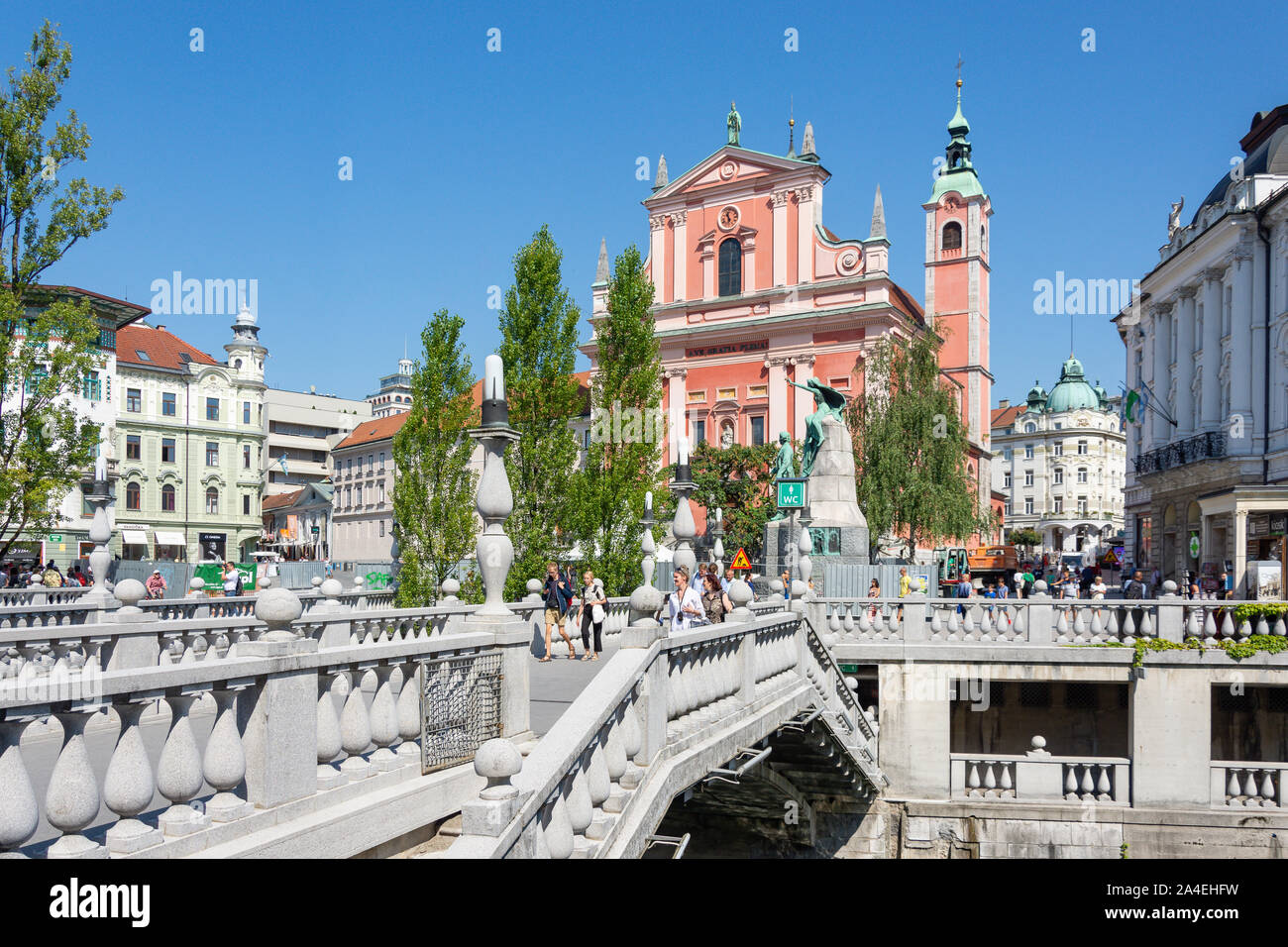 L'église franciscaine de l'Annonciation et Triple Ponts, Preseren Square, Vieille Ville, Ljubljana, Slovénie Banque D'Images