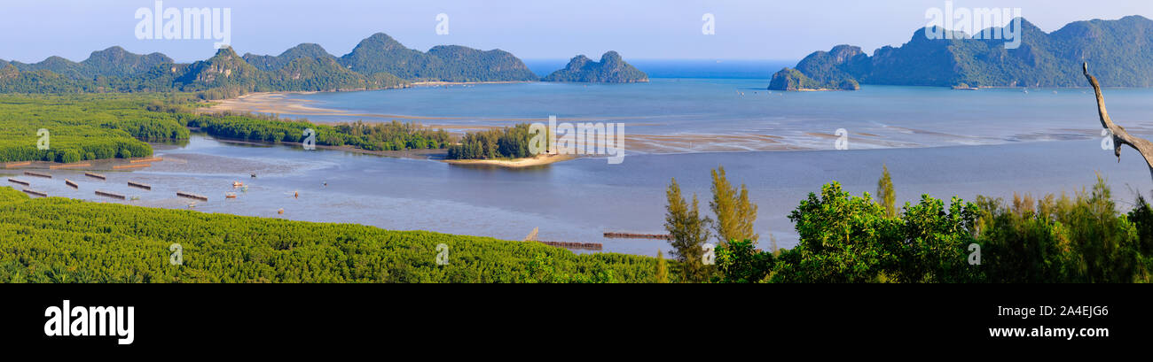 Seascape Tropical vue panoramique en Thaïlande près de Chumpon ville. Banque D'Images