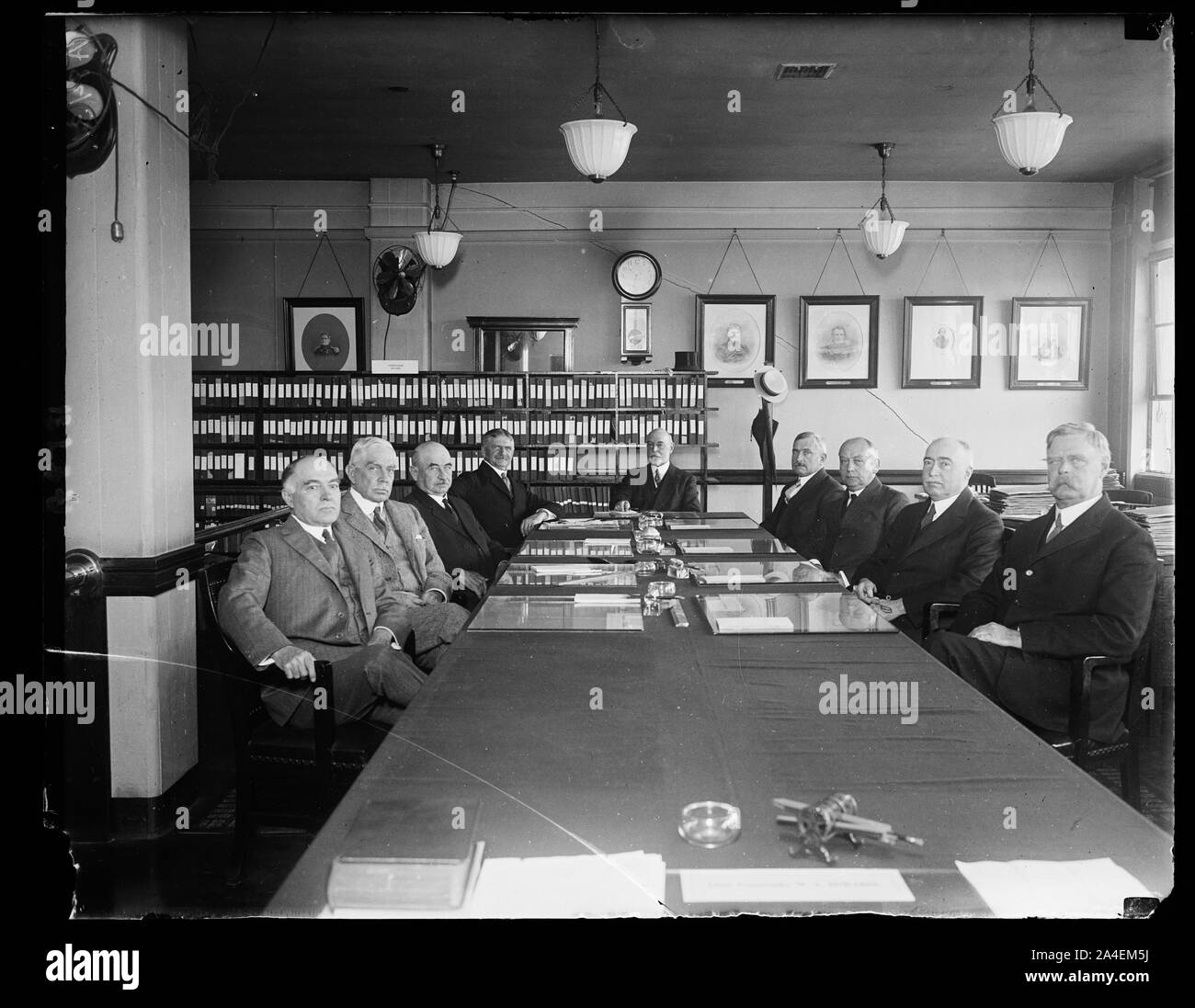 Ces officiers de marine composent le Conseil naval qui s'est réuni le 2 juin pour l'objectif de la sélection de 7 nouveaux Amiraux, 22 capitaines et 42 commandants. Est dirigée par ADM. E.W. Eberle, gauche à rt. autour de la table : Lire les amiraux Wm. R. Cordonnier, H.P. Jones, M.S. Johnston, Amiraux E.R. Coontz, Ed. W. Eberle, Président du Conseil, S.S. Robison et amiraux arrière C.S. Williams, J. Strauss et C.S. Hughes Banque D'Images