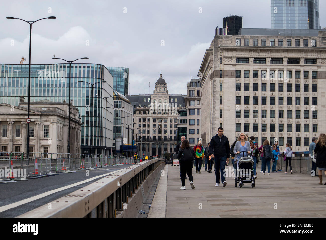 Londres, ANGLETERRE - 15 septembre, 2019 personnes traversent le pont sur la Tamise sur une journée sans voiture Banque D'Images