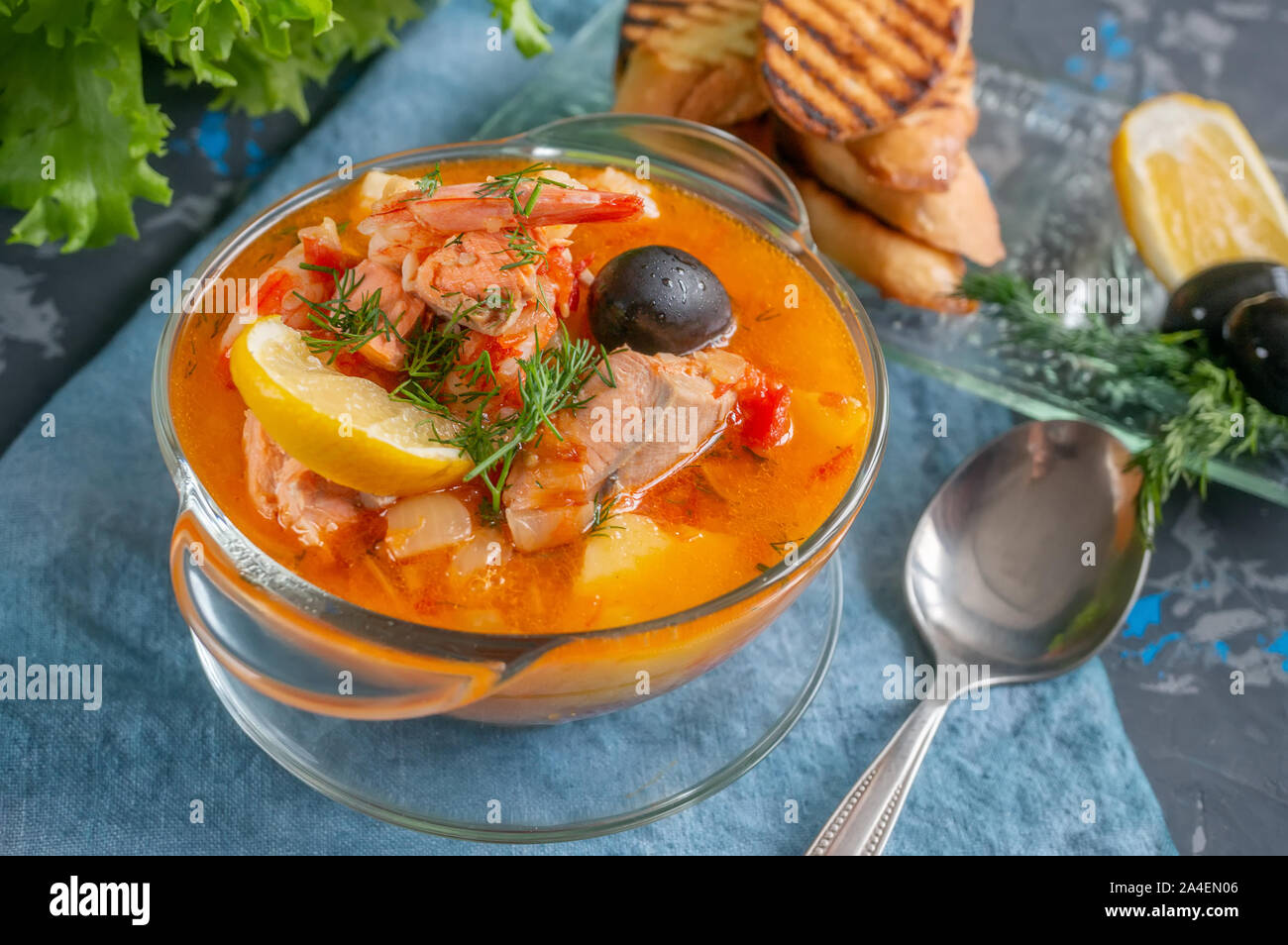 Les fruits de mer, saumon et soupe à la morue avec des pommes de terre. Servi avec du citron, les olives et délicieux croûtons de pain blanc. Banque D'Images
