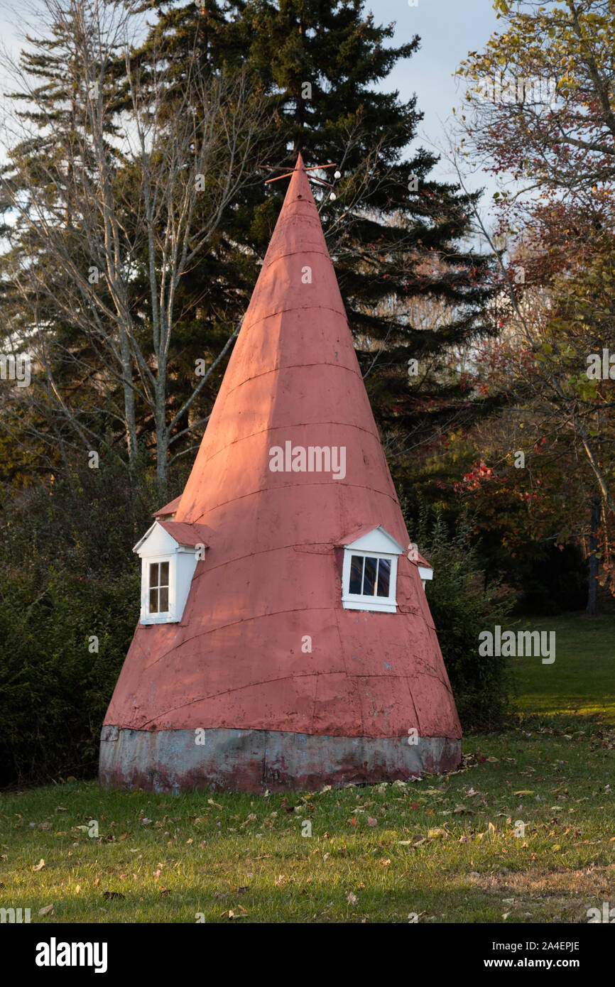 Ce n'est pas une glace cône avec windows. Sinon, nous ne savons pas exactement quel but cette structure conique à Marlinton, West Virginia sert. Une playhouse Banque D'Images