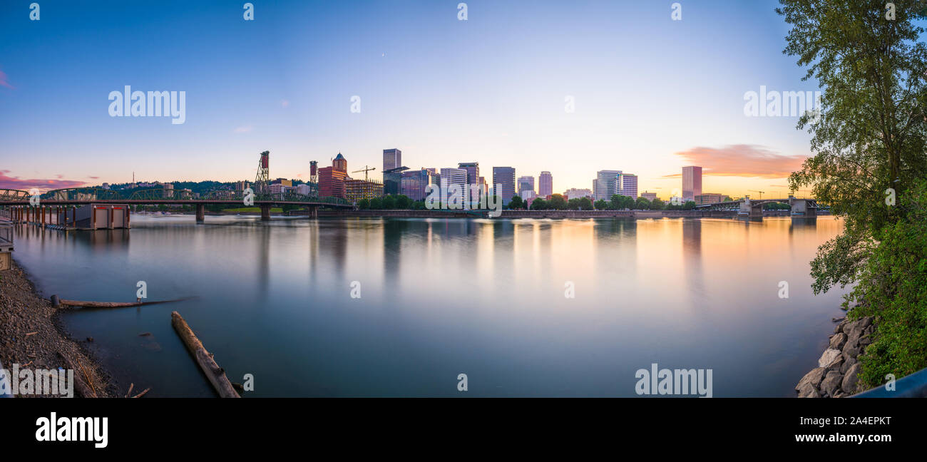 Portland, Oregon, USA skyline at Dusk sur la rivière Willamette. Banque D'Images