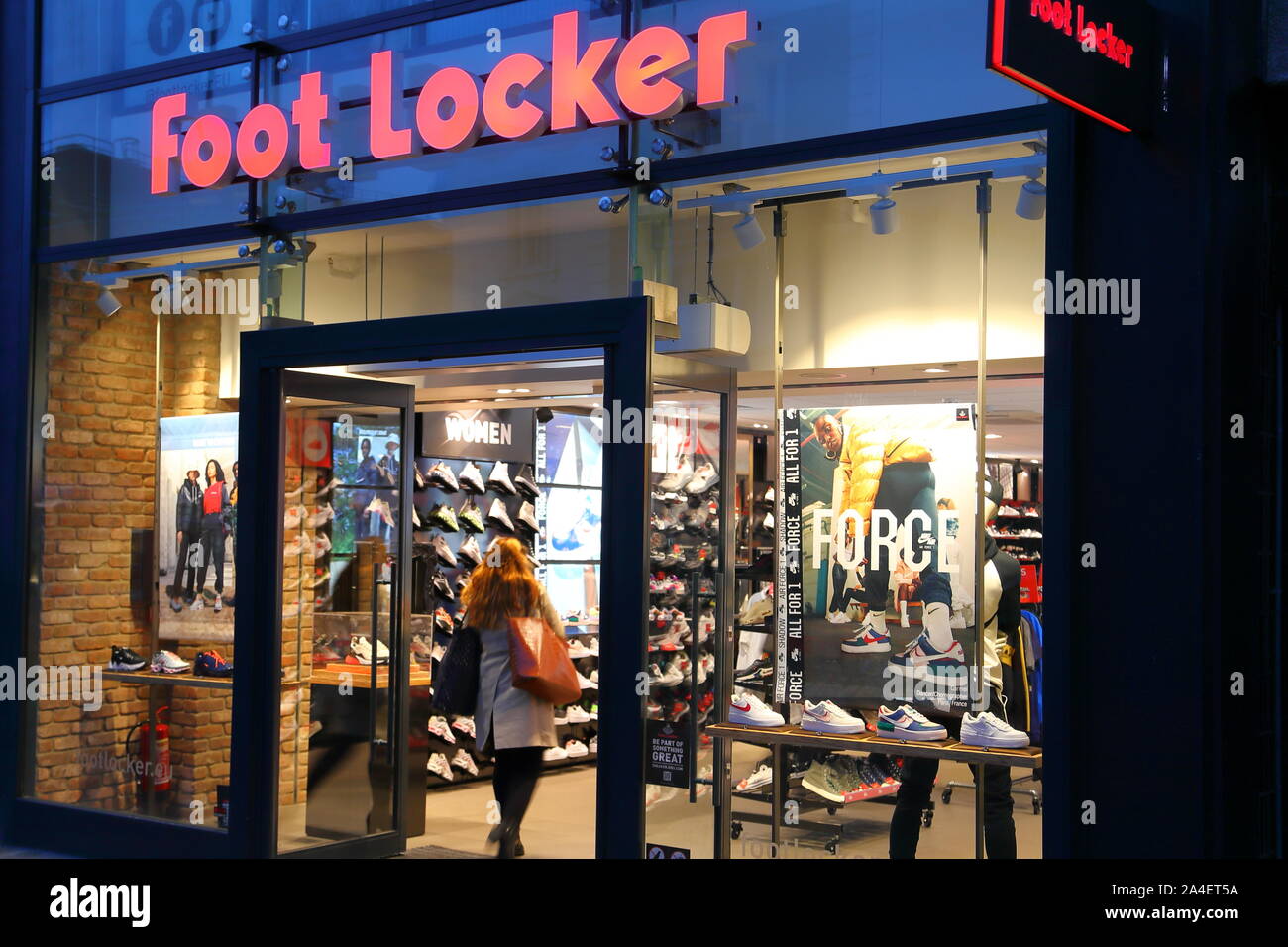 Devant un magasin foot Locker à Hammersmith la nuit, Londres, Royaume-Uni Banque D'Images