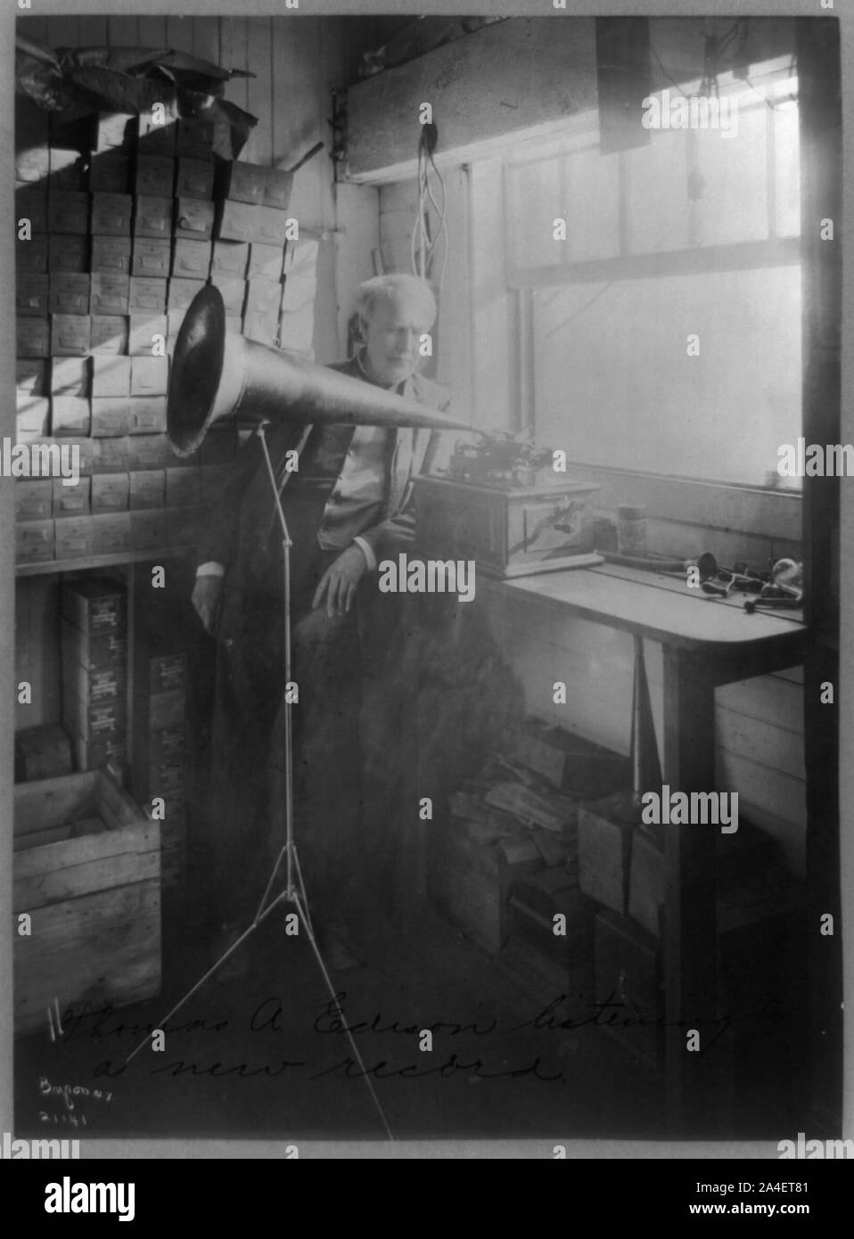 Thomas Alva Edison, portrait en pied, debout, faisant face à droite, l'écoute d'un nouveau record Banque D'Images