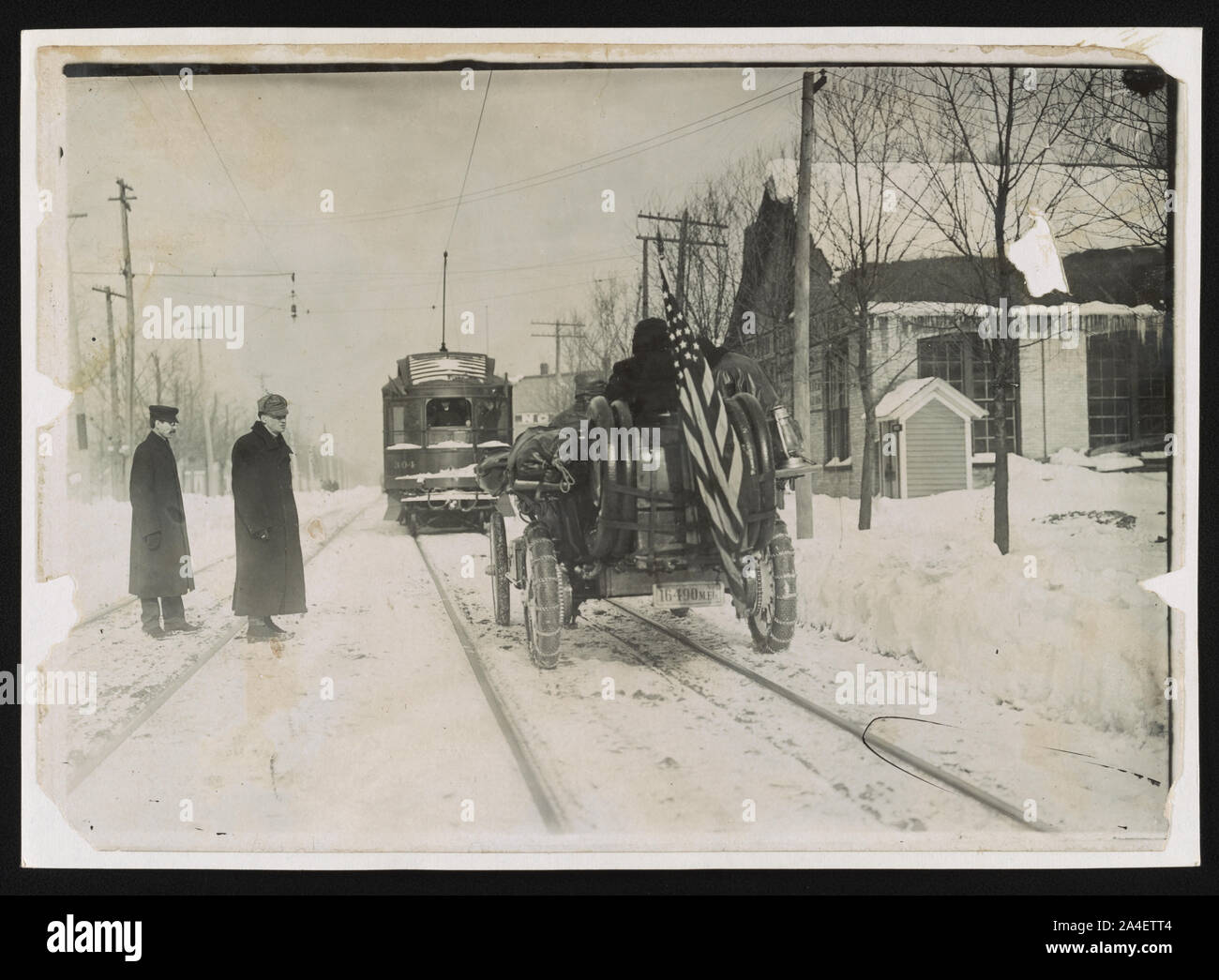 Thomas Flyer participant à New York-à-Paris course automobile roulant derrière un tramway au cours de l'hiver Banque D'Images