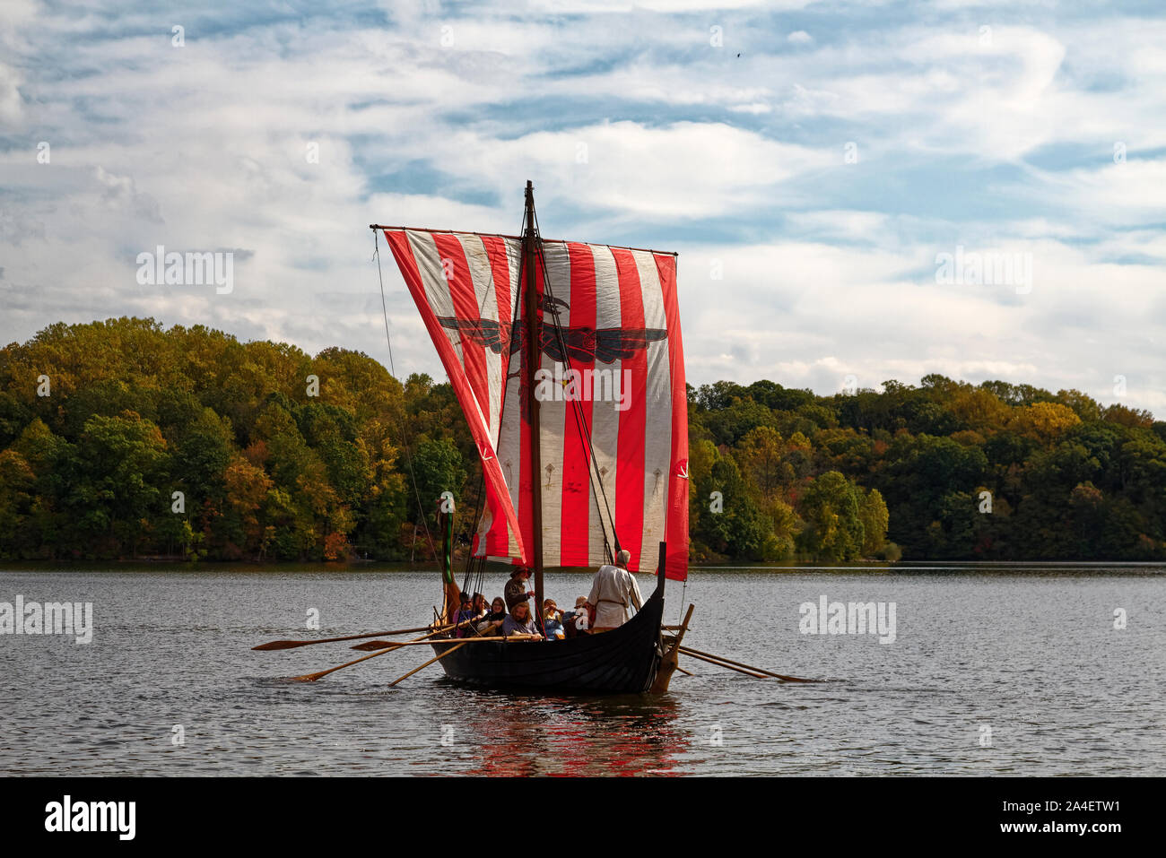 Viking Ship replica ; personnes ; l'aviron, en costume d'hommes, de femmes, de longues rames ; rouge et blanc à rayures ; bois voile voile ; Marsh Creek State Park ; Downingtown ; PA ; P Banque D'Images