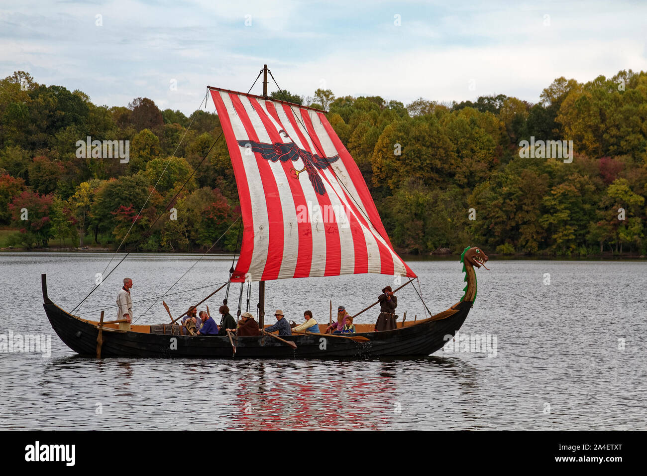 Viking Ship replica aviron ; costumes ; les gens, hommes, femmes, enfants, de longues rames ; rouge et blanc à rayures ; bois voile voile ; proposition, Marsh Creek State Park;g Banque D'Images