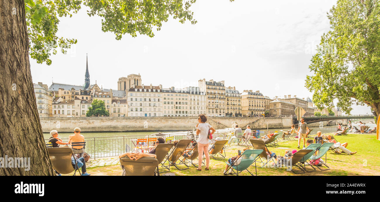 Paris plages, les gens vous relaxant dans des chaises longues au bord de la rivière Seine Banque D'Images Paris plages, les gens vous relaxant dans des chaises longues au bord de la rivière Seine Banque D'Images
