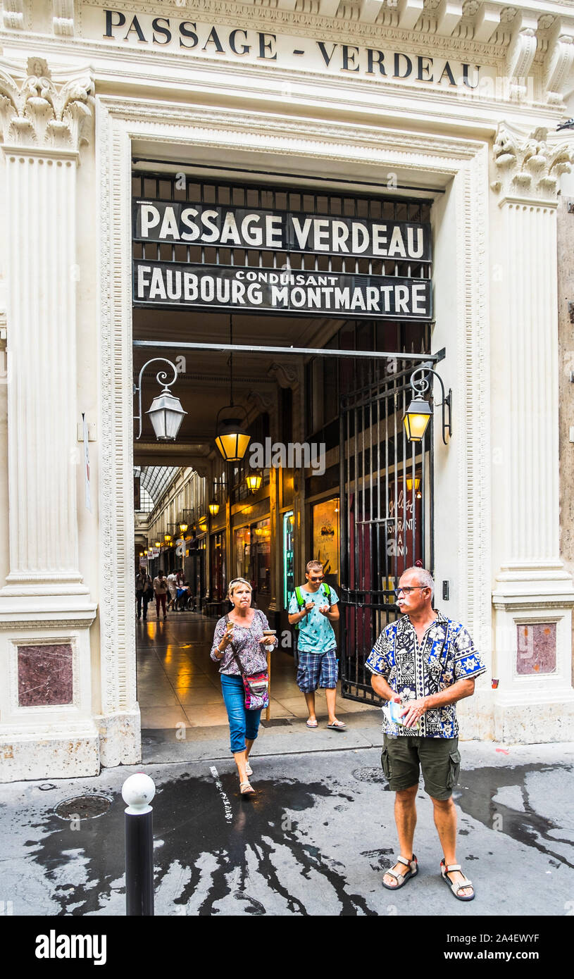 Paris rue de faubourg Banque de photographies et d'images à haute  résolution - Alamy