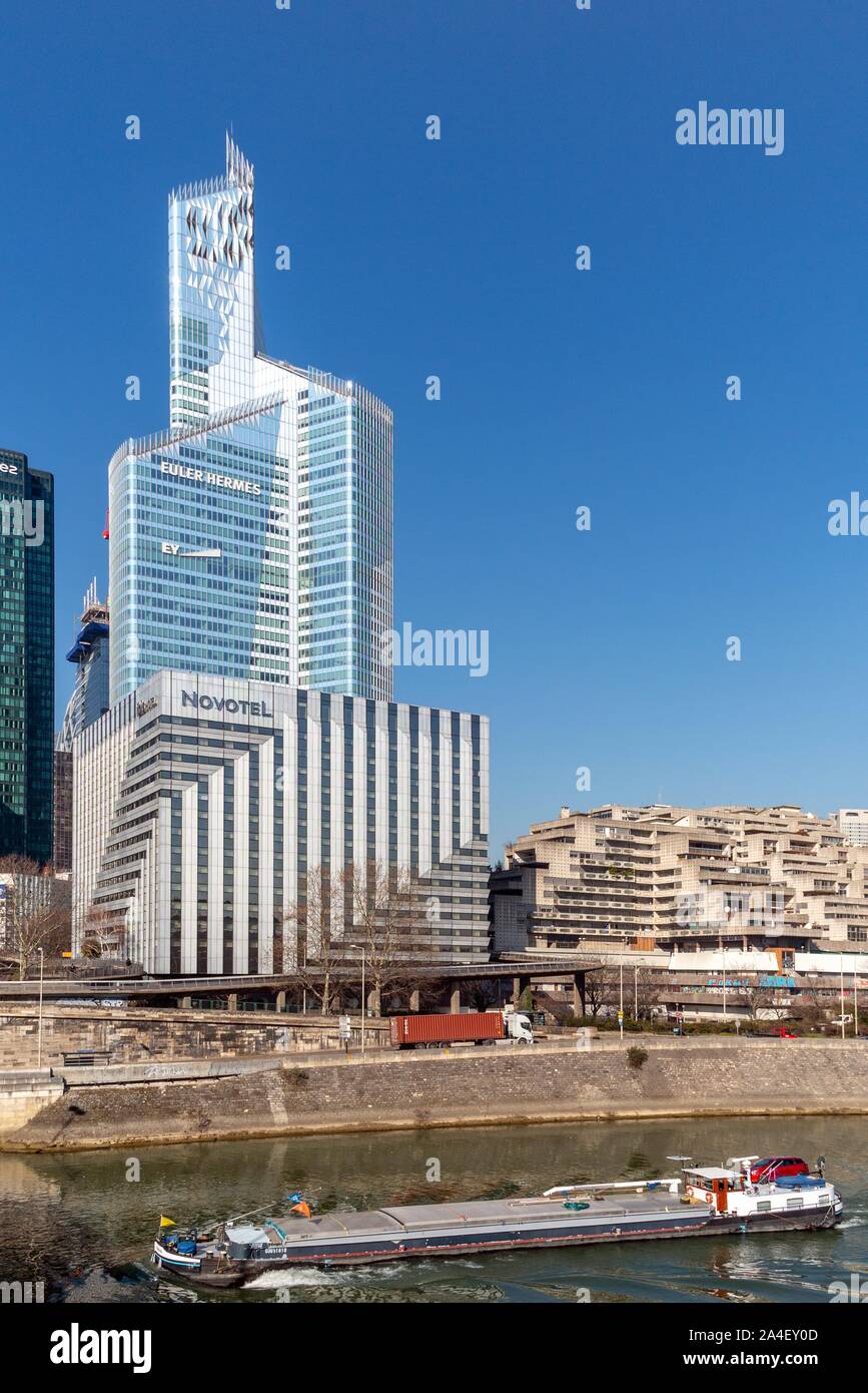 Péniche SUR LA SEINE EN FACE DE L'HÔTEL NOVOTEL ET LE GROUPE EULER HERMES SOCIÉTÉ AU PREMIER TOUR, PARIS-LA DEFENSE, Courbevoie, France Banque D'Images