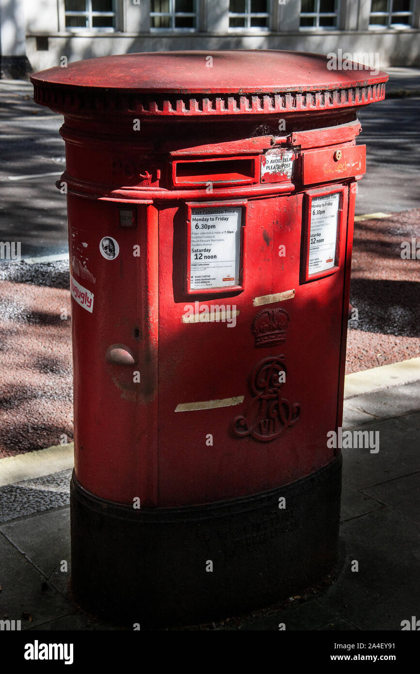 Bureau de poste du roi Édouard VII le pillar box double. Banque D'Images