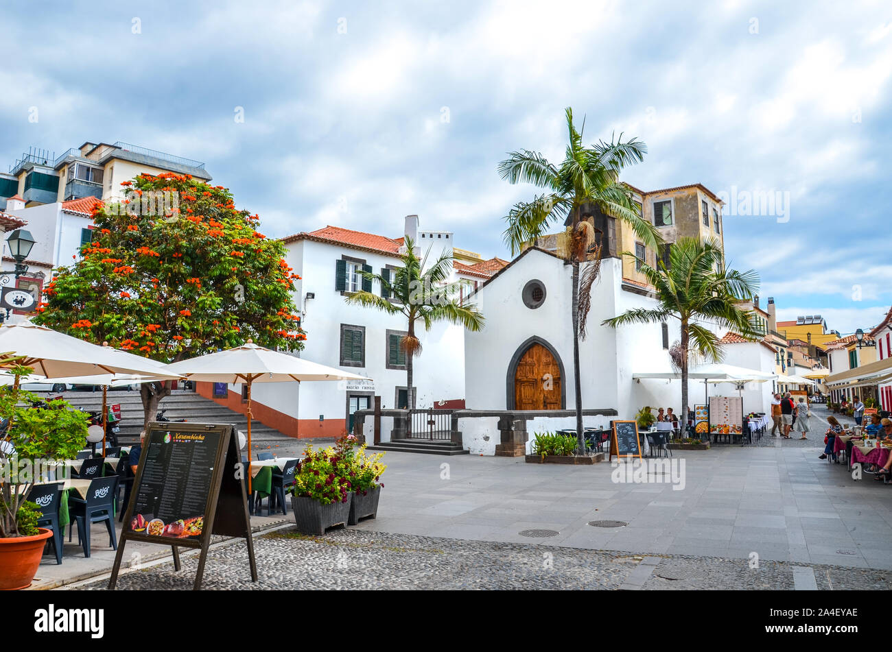 Funchal, Madeira, Portugal - Sep 10, 2019 : Street dans la capitale de Madère avec des restaurants et cafés typiques. Les gens de boire et manger sur les terrasses extérieures. L'architecture coloniale. Centre historique. Banque D'Images