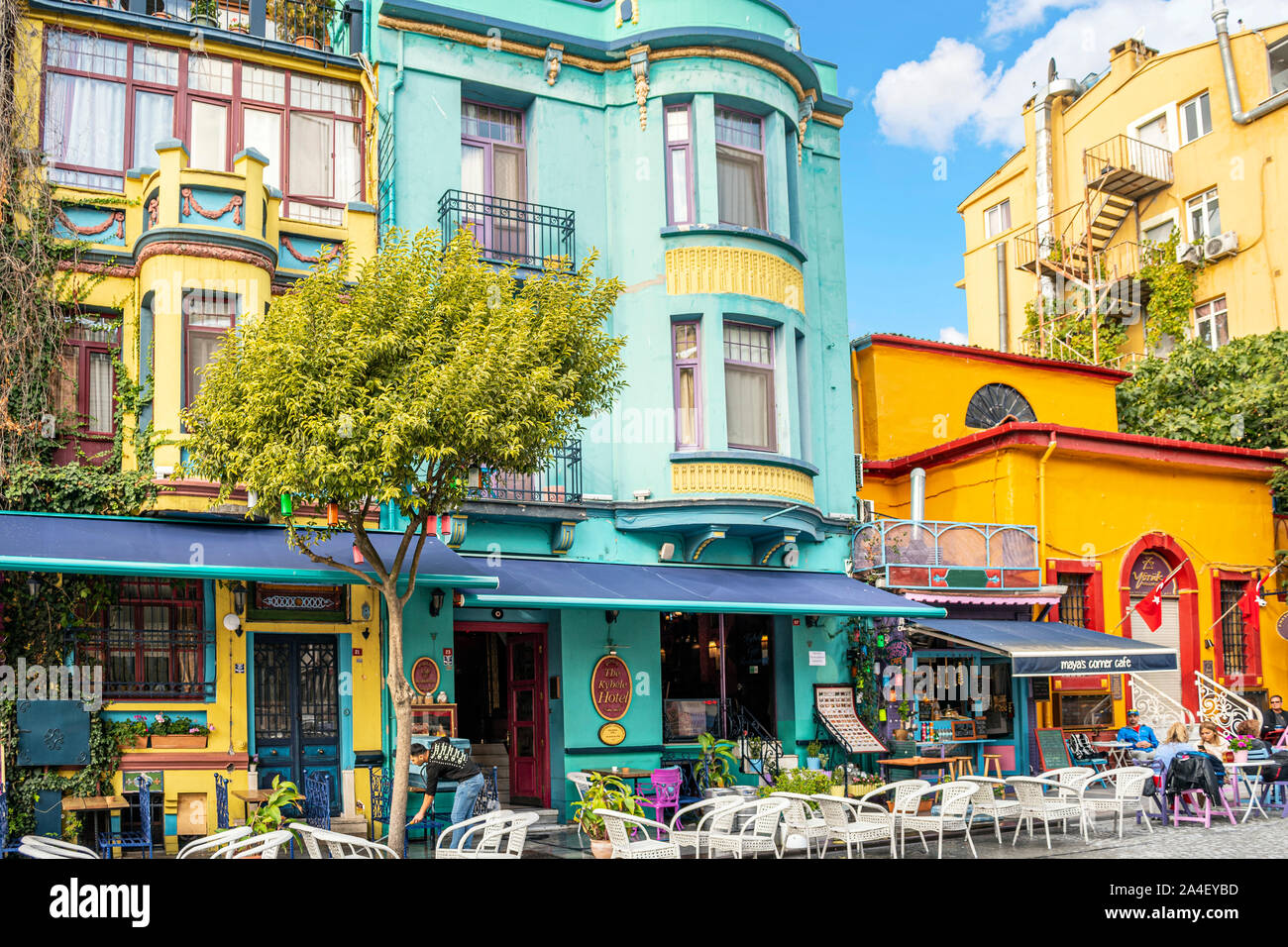 Une rue pleine de boutiques colorées et cafés dans le quartier historique Sultanahmet d'Istanbul, Turquie. Banque D'Images