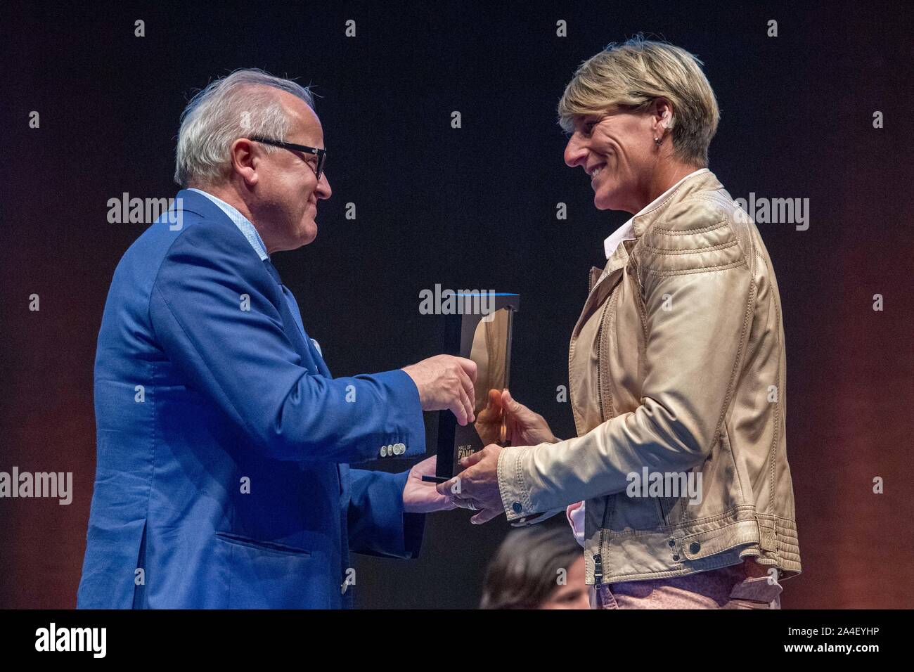 Dortmund, Allemagne. 12 octobre, 2019. Fritz KELLER (à gauche, FB Président, GER) mains Silke ROTTENBERG (ancien joueur national, GER) le prix, la moitié de la figure, la moitié de la figure, le geste, le geste, format horizontal, l'inclusion de la fondation des femmes femme dans le temple de la renommée du football allemand le 12.10 .2019 à Dortmund/Allemagne. Utilisation dans le monde entier | Credit : dpa/Alamy Live News Banque D'Images