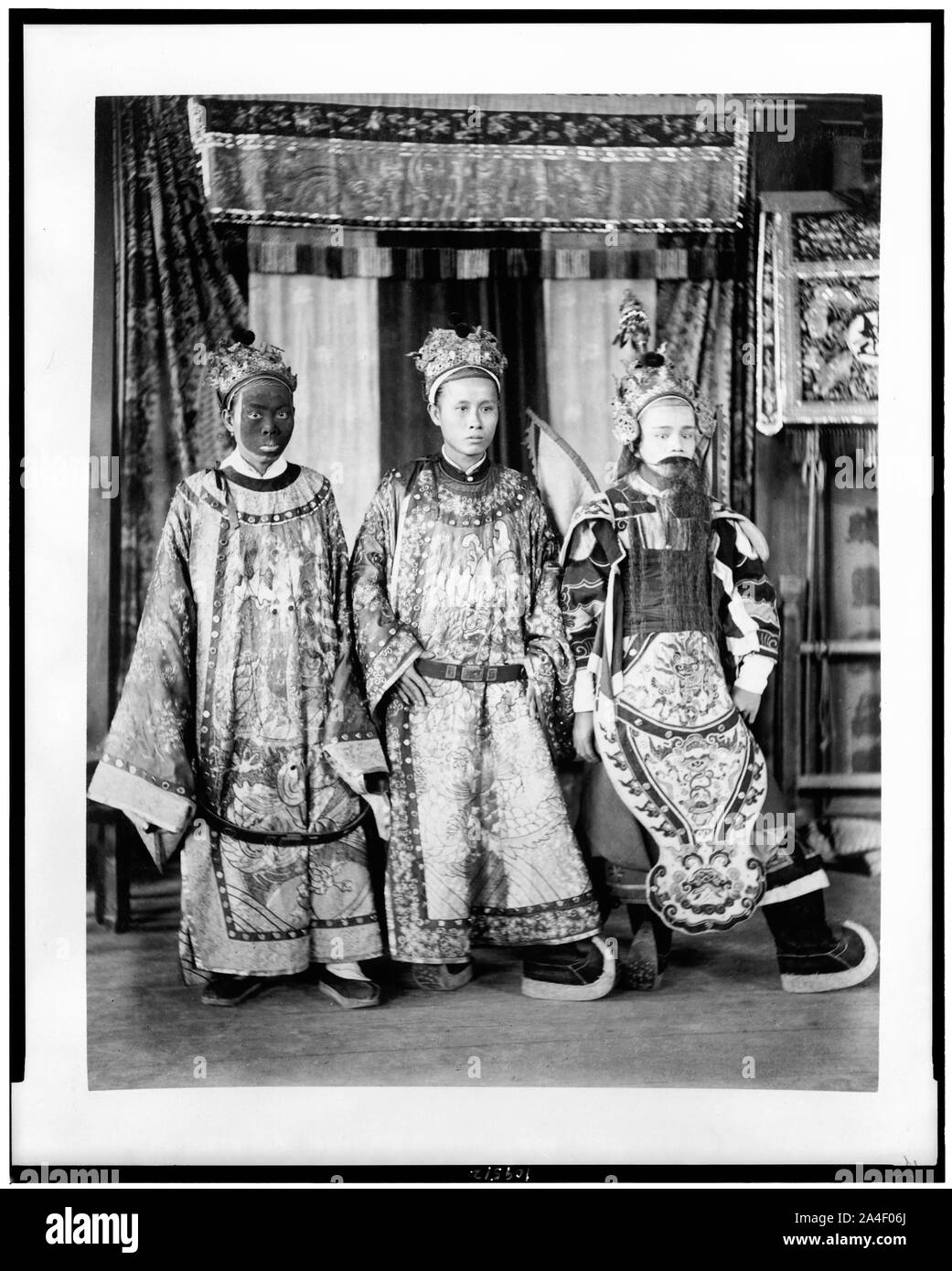 Trois acteurs de l'Annamite Théâtre, portrait en pied, en costume, Exposition de Paris, 1889 Banque D'Images